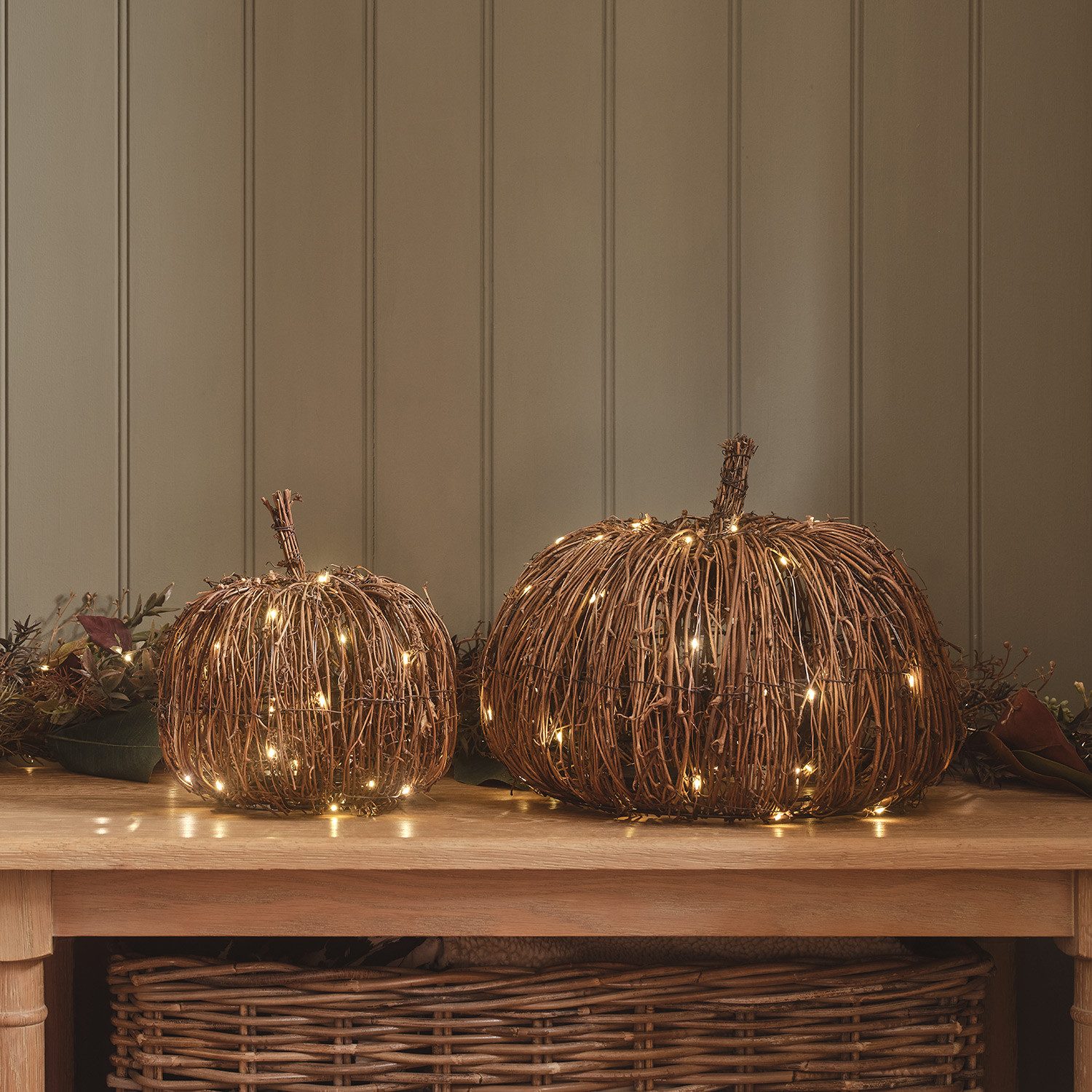 Lights4fun LED-Dekofigur 2er Set LED Kürbisse Rattan