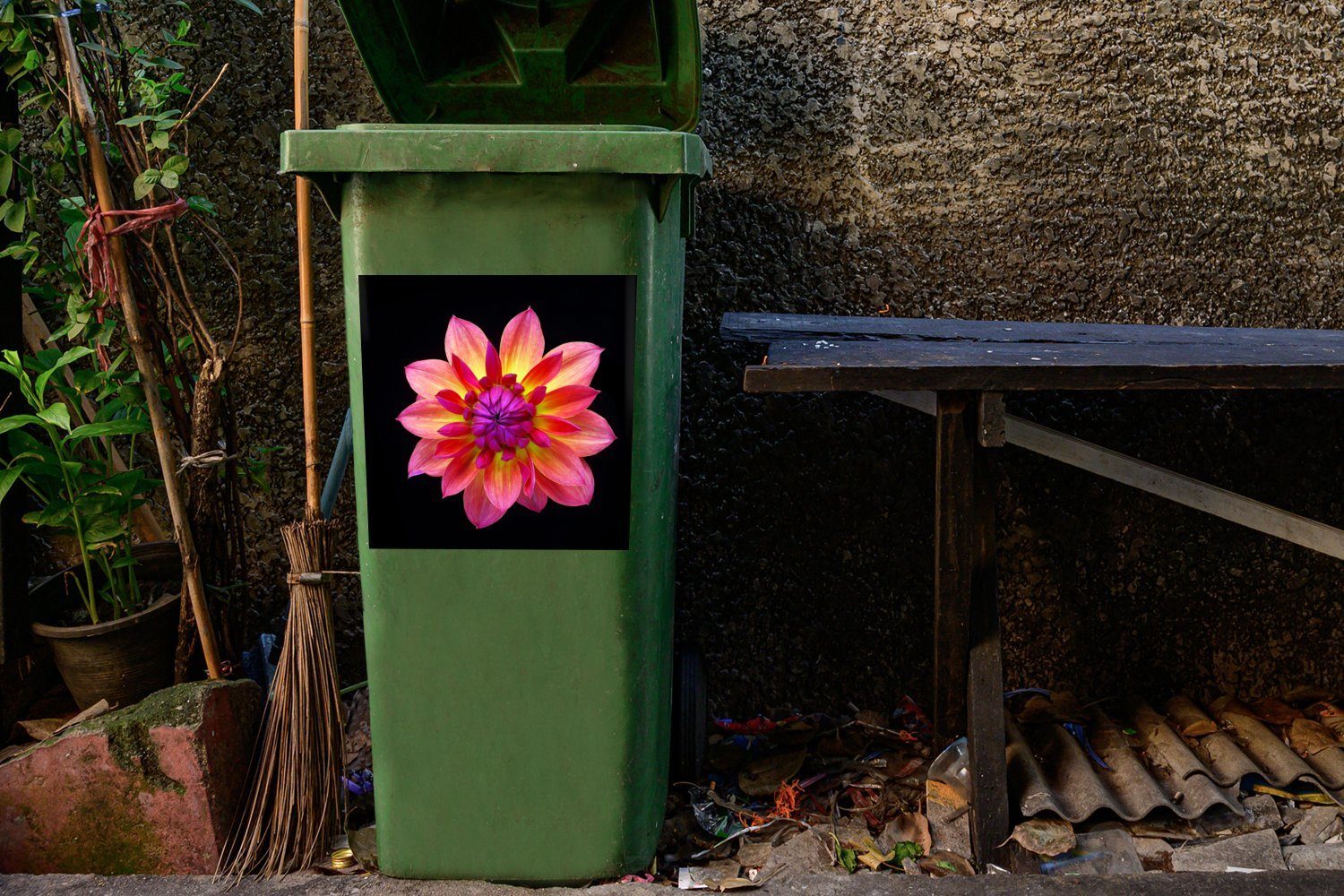 Container, Dahlienblüte Abfalbehälter mehrfarbigen St), (1 MuchoWow auf Nahaufnahme Wandsticker Mülltonne, schwarzem Sticker, der Eine Mülleimer-aufkleber,