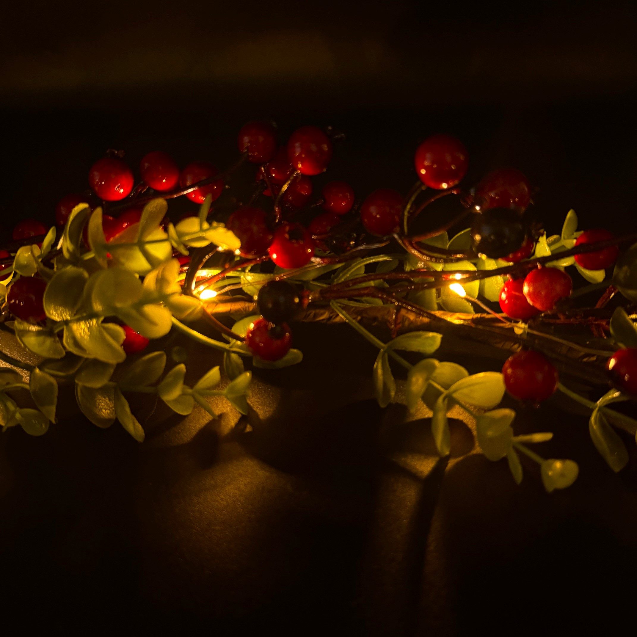 Kunstgirlande aus Winterbeere mit LED-Lichterkette und 6-Stunden Timer - Herbstdeko mit grünem Blattwerk, Online-Fuchs, normale Beleuchtung oder Flackereffekt wählbar