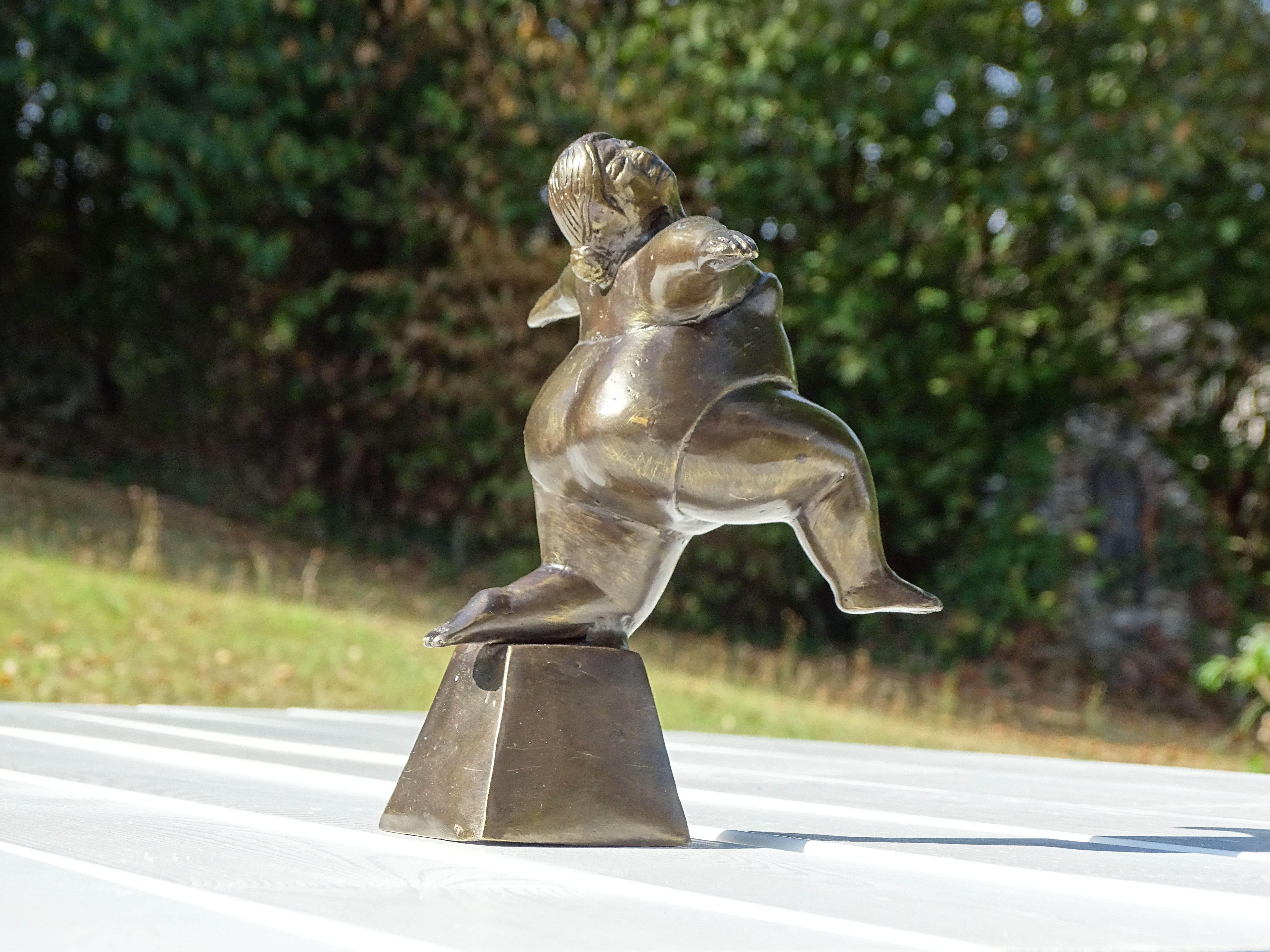 IDYL Dekofigur IDYL Bronze-Skulptur Bein auf Badenixe Kniend einem