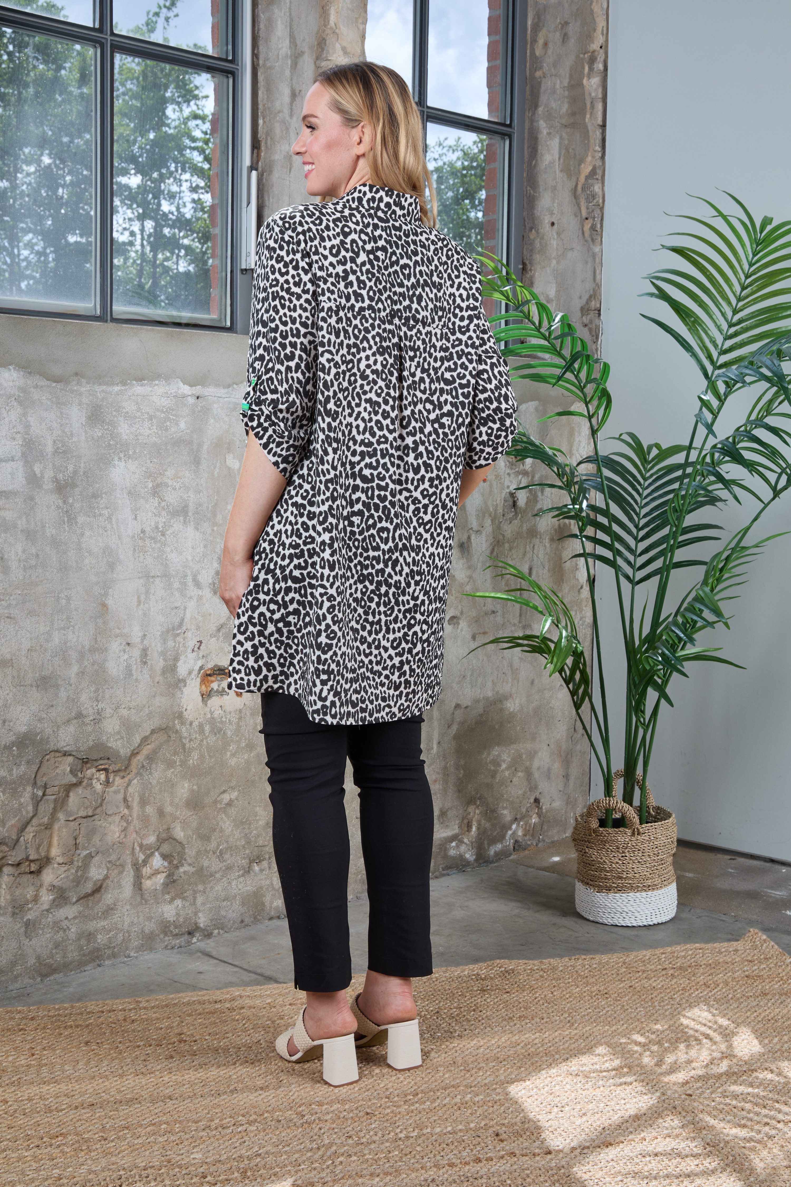 Mona Lisa Longbluse Große Größen Leoprint mit grünen Knöpfen als Eyecatcher günstig online kaufen