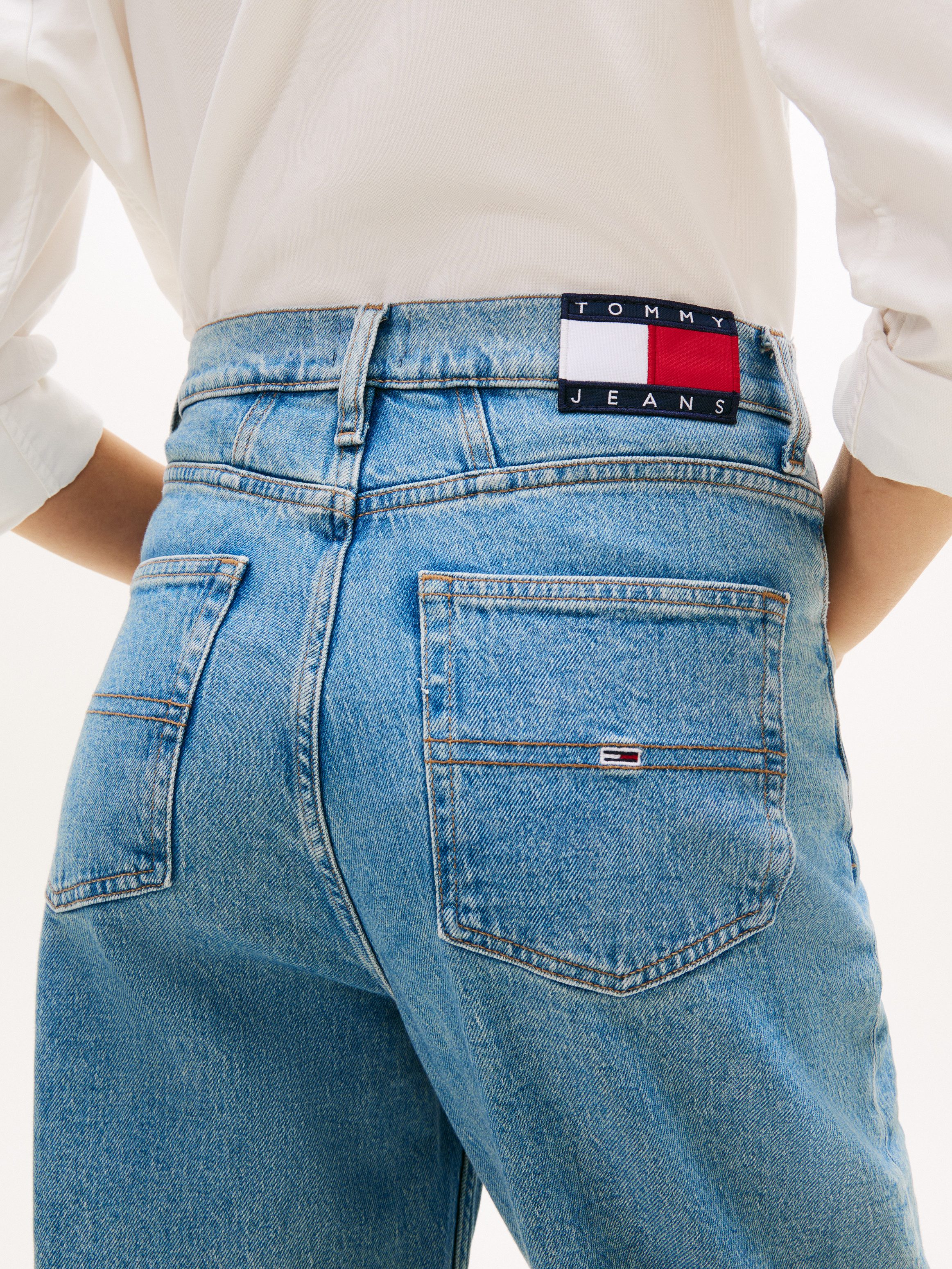 Tommy Jeans Tapered-fit-Jeans High waist - Mom-Jeans Tapered Mit Tommy Hilfiger Logo-Flag auf der Gesäßtasche