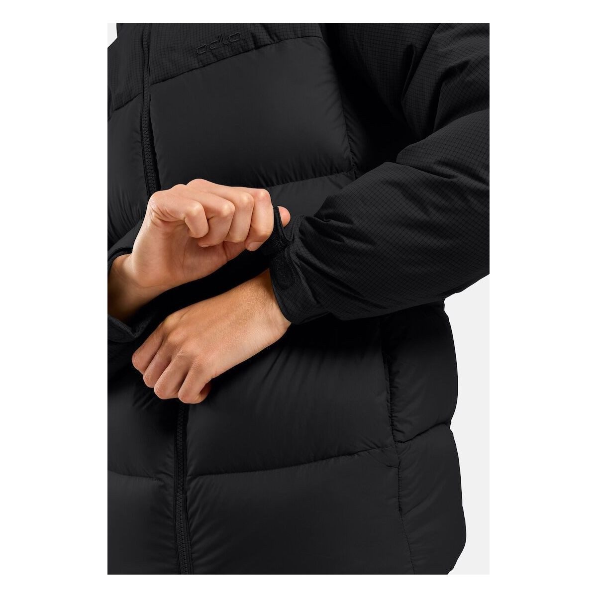 Odlo Outdoorjacke Down Hooded Vielseitige Damenjacke für Outdoor-Aktivitäten, bietet natürlichen