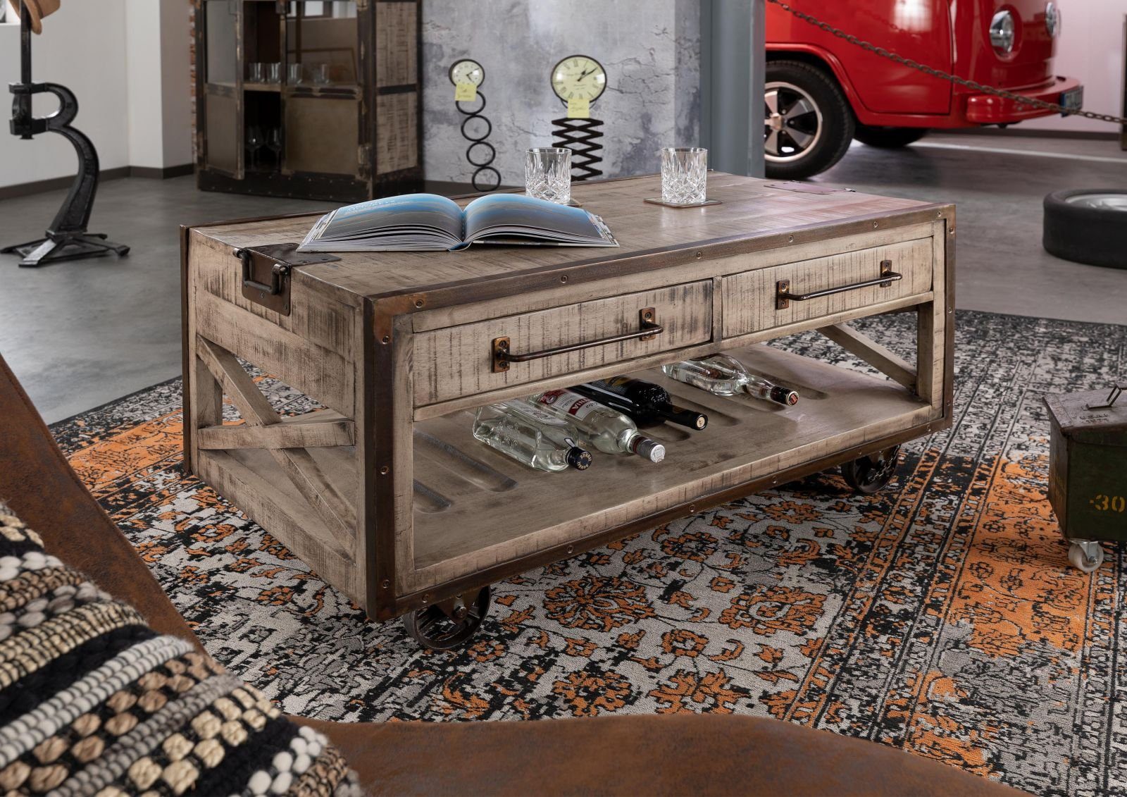 Massivmoebel24 Couchtisch HEAVY INDUSTRY (112x61x55 außergewöhnlicher Massivholz Couchtisch mit Flaschenhalter im Used Look, rollbarer brauner Beistelltisch aus Holz massiv Mango - montiert)