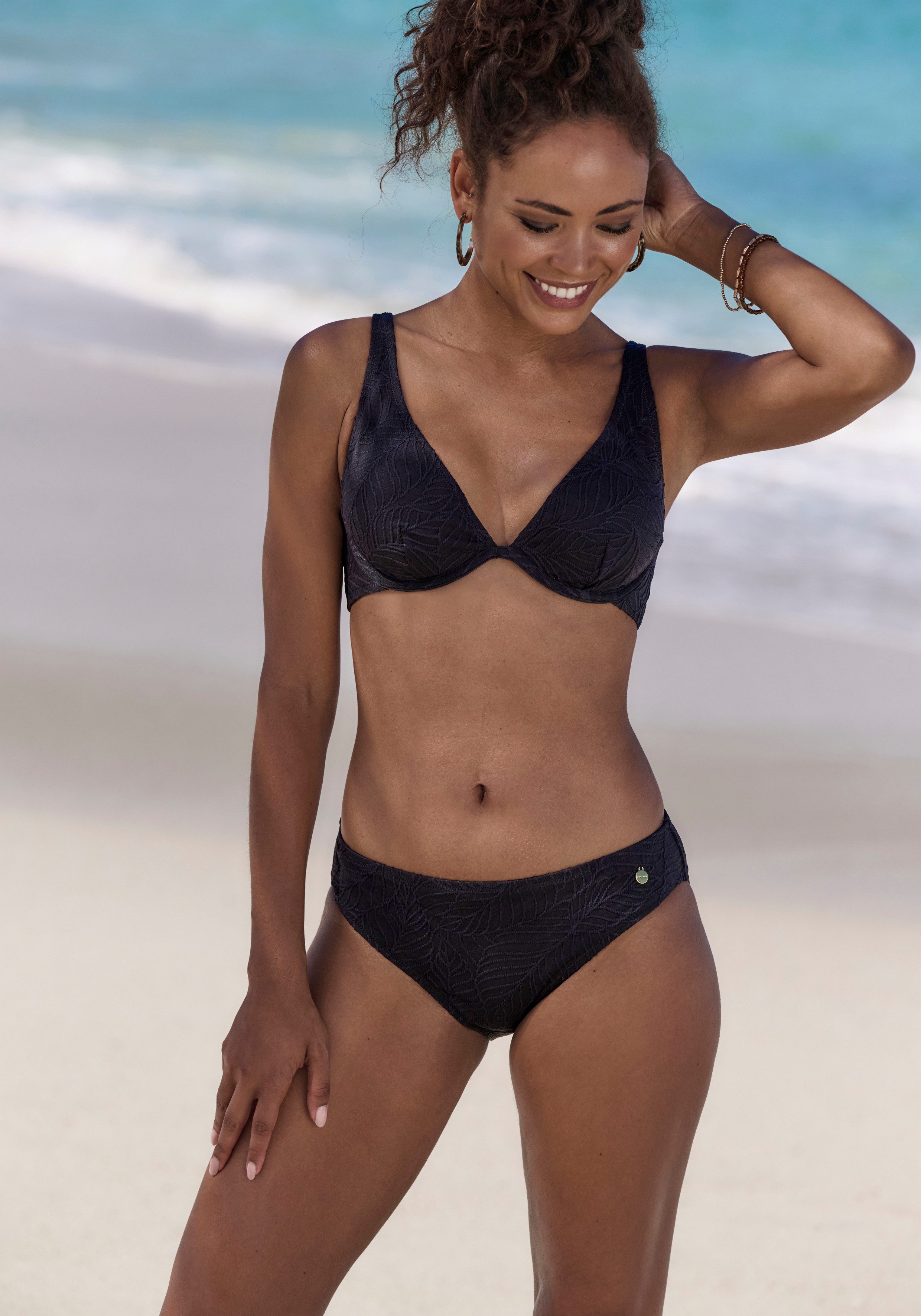 LASCANA Bikini-Hose Fay aus eleganter Strukturware