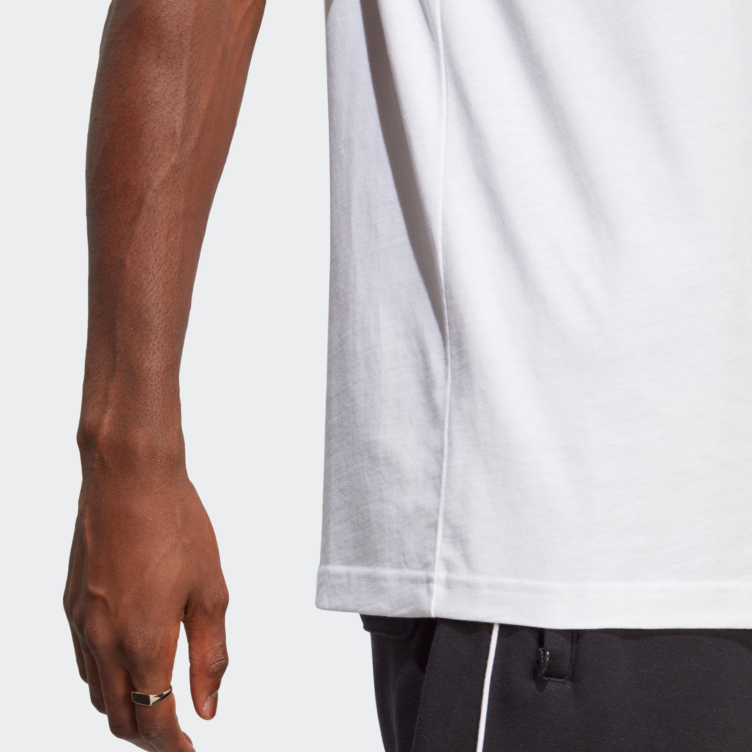 White TREFOIL adidas CLASSICS T-Shirt Black ADICOLOR / Originals
