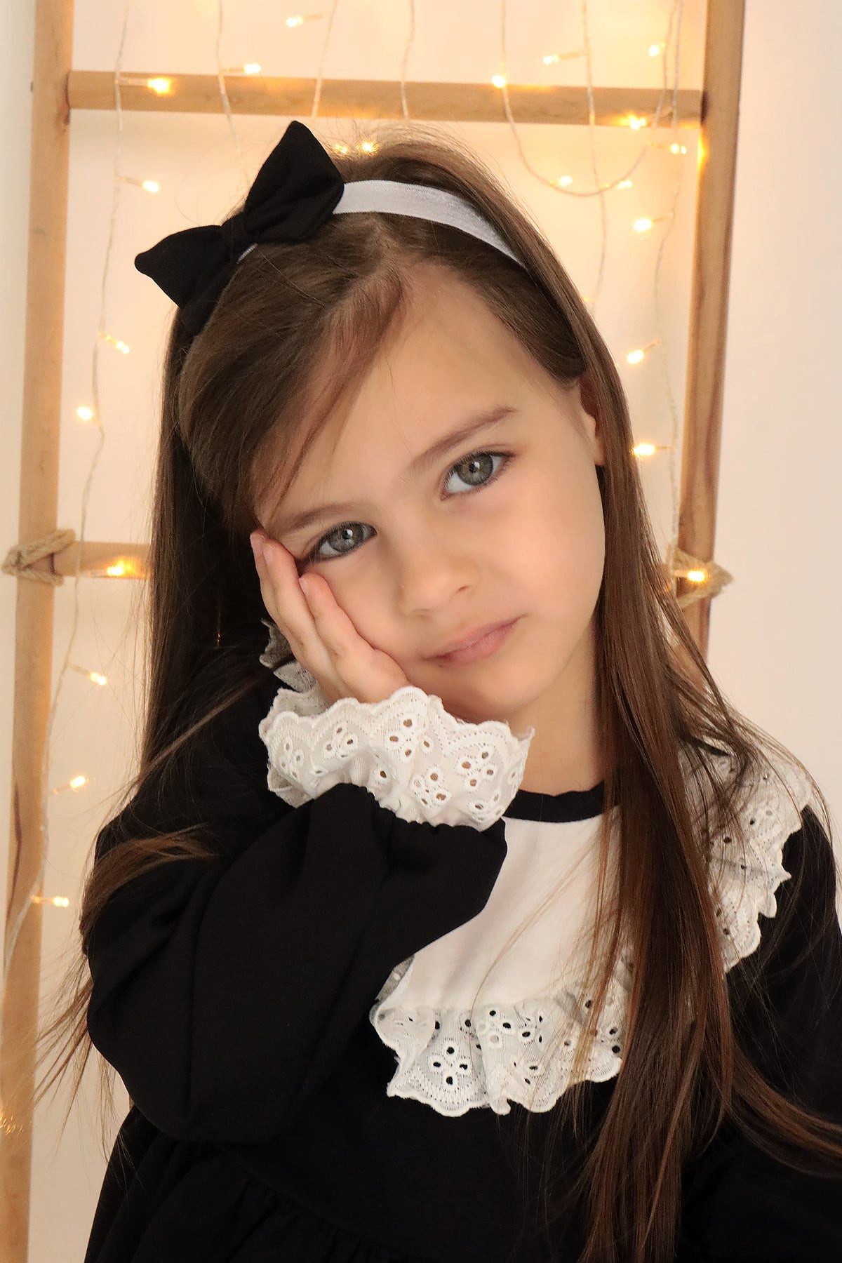 Parla Kids Kleid & Haarband Schwarzes Kleid langärmelig - Rüschensaum Spitzendetails und Haarband
