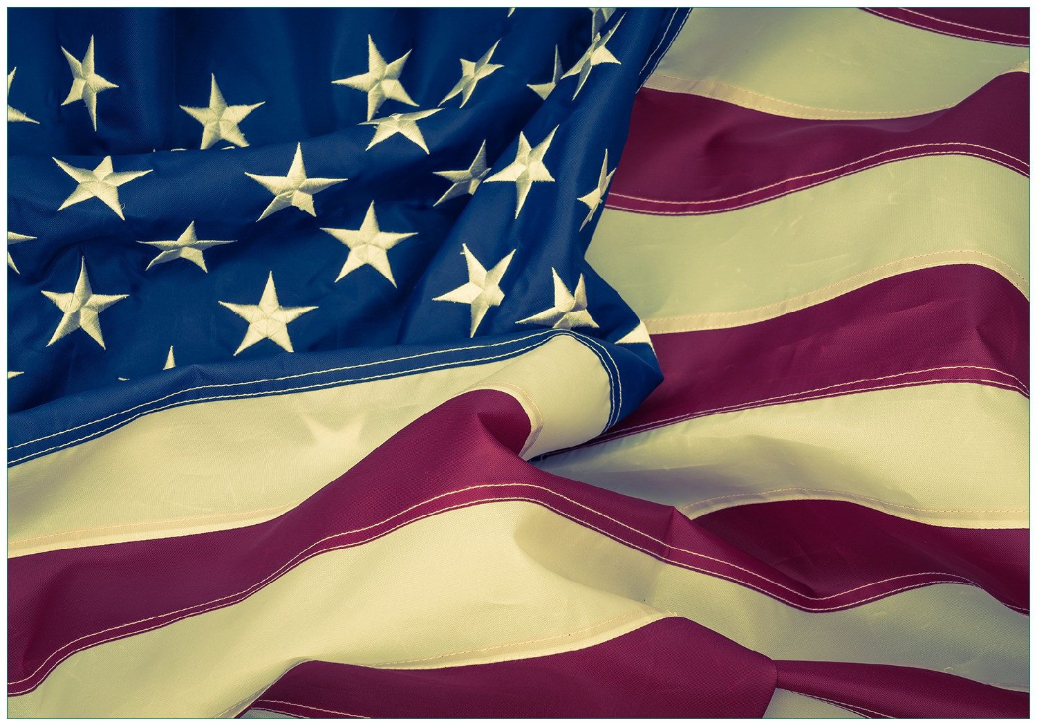Wallario Vliestapete Amerikanische Flagge im Wind, Seidenmatte Oberfläche, hochwertiger Digitaldruck, in verschiedenen Größen erhältlich