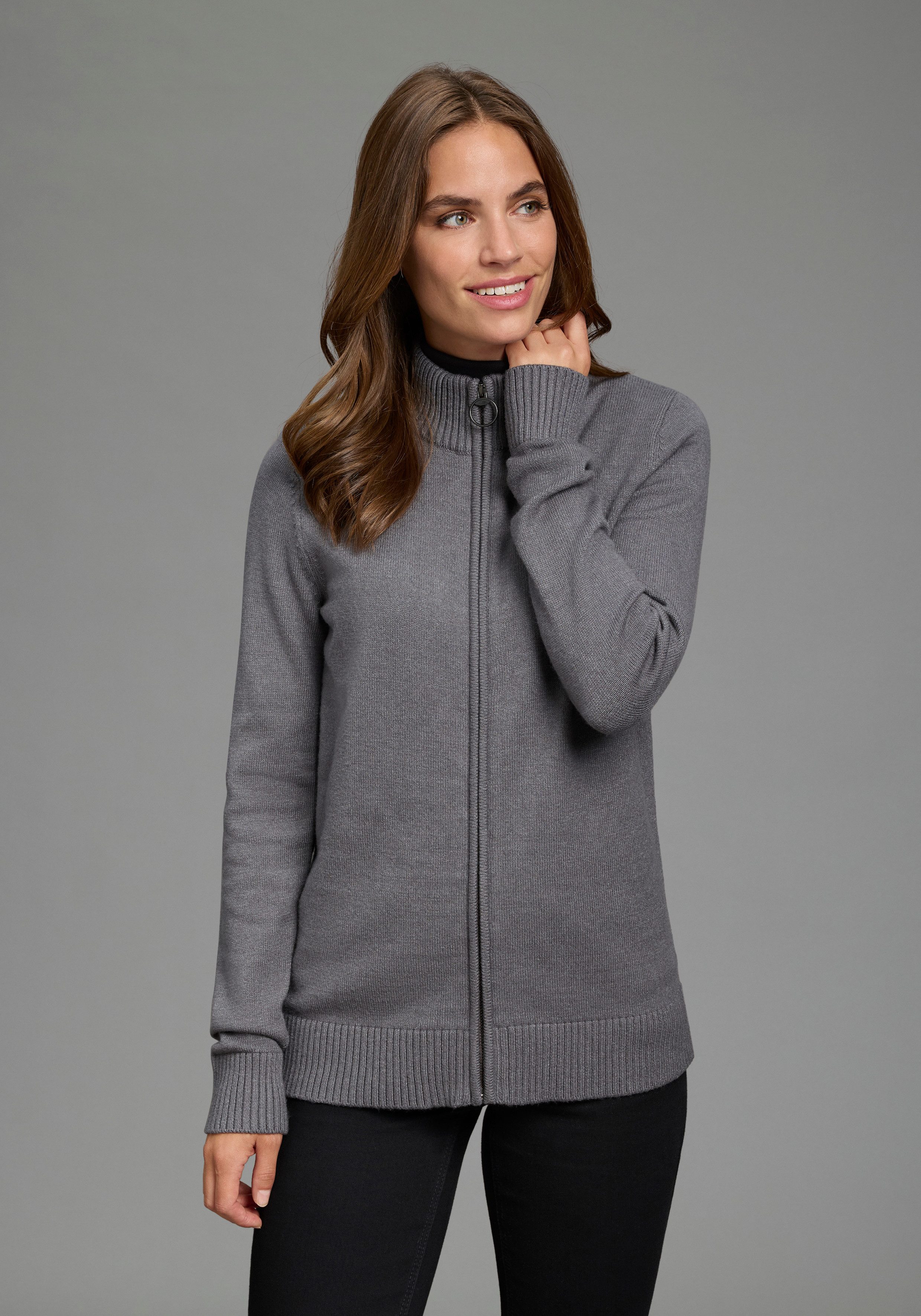 Flashlights Strickjacke mit Reißverschluss, figurumspielende Passform aus weicher Viskosemischung, mit Stehkragen. € 39,99, (€ 39,99 pro 1 Stk).