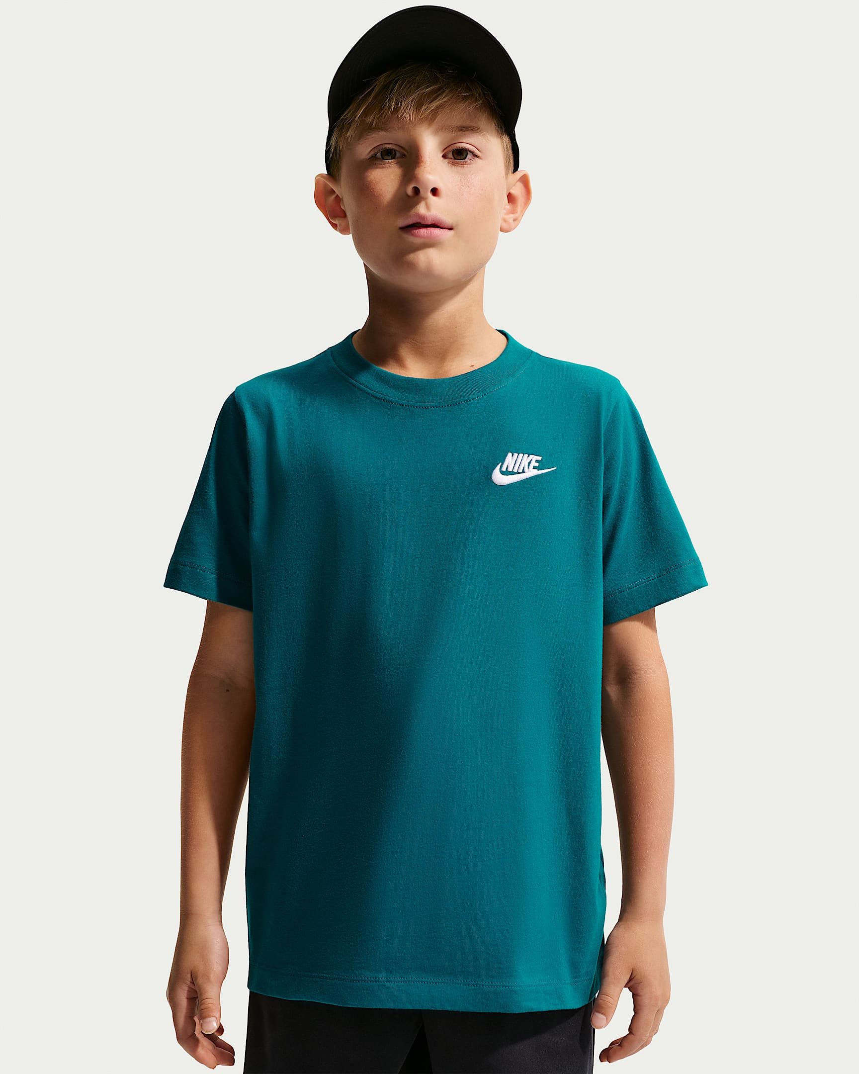 T-Shirt K NSW TEE EMB FUTURA LBR