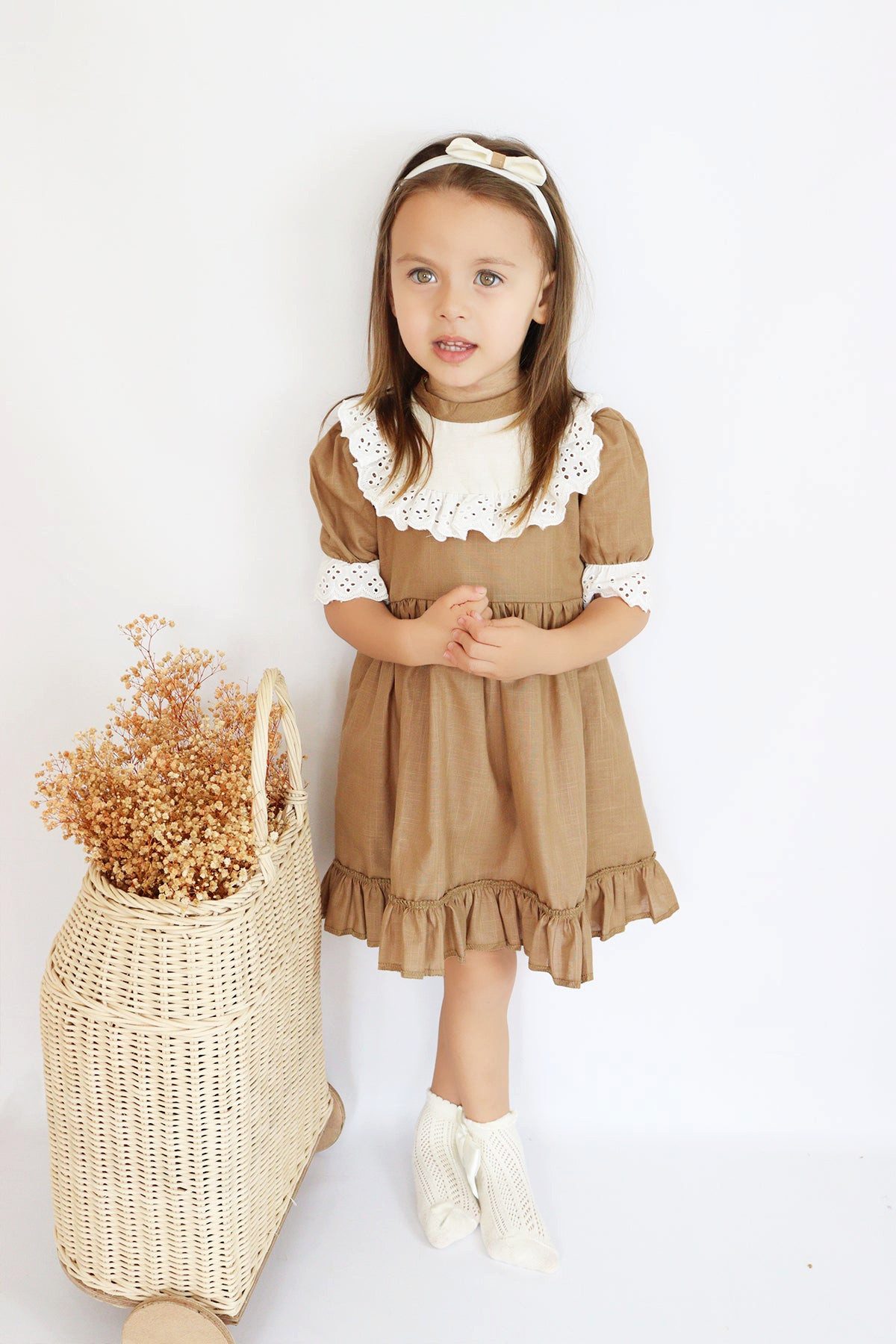 Parla Kids Sommerkleid Braunes Kleid kurzärmelig mit Rüschensaum Spitzendetails und Haarband (2-tlg) Spitzendetails - Haarband - Rüschensaum