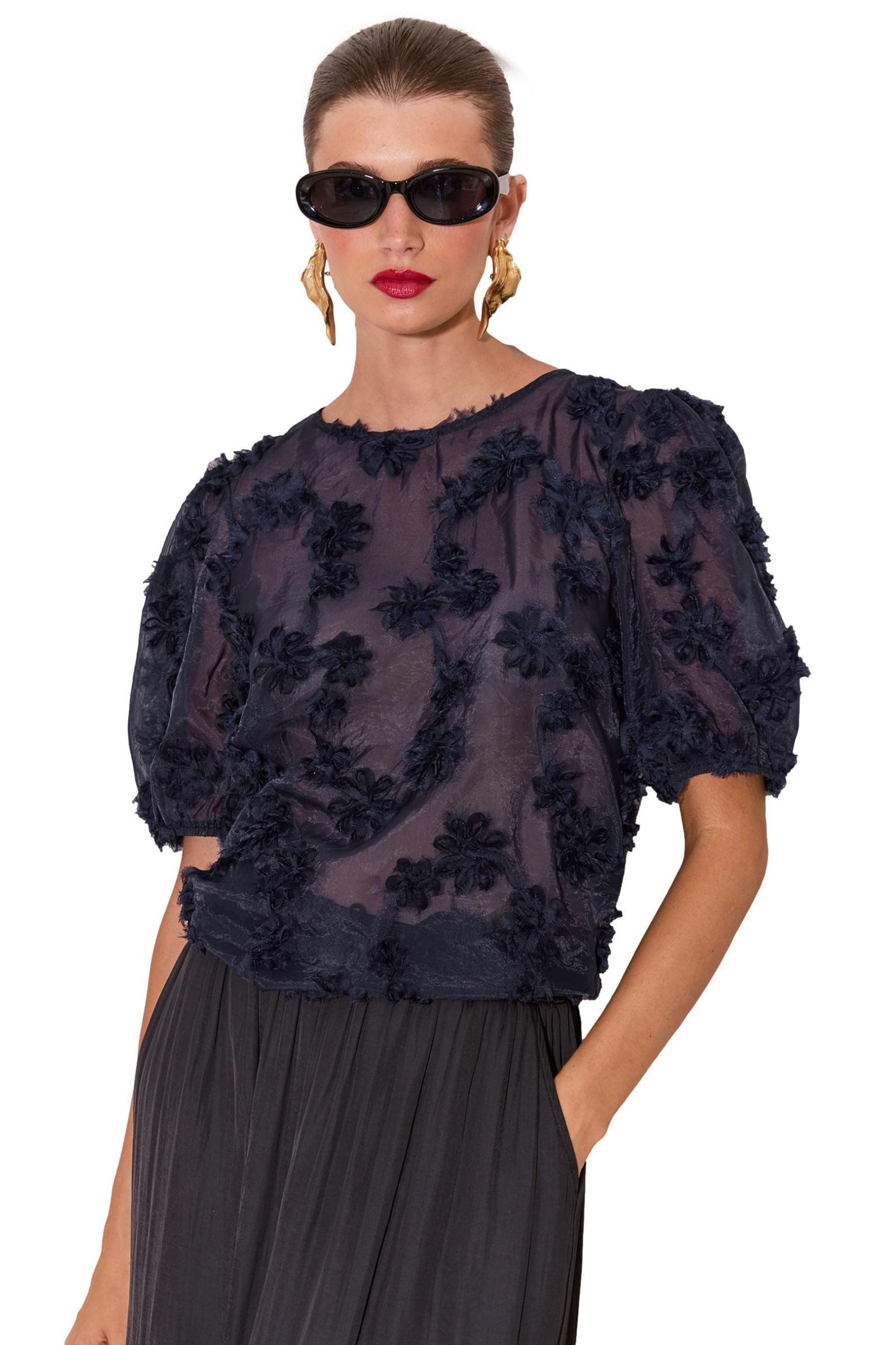 LIPSY T-Shirt Lipsy Strukturiertes T-Shirt mit 3D-Blume (1-tlg)