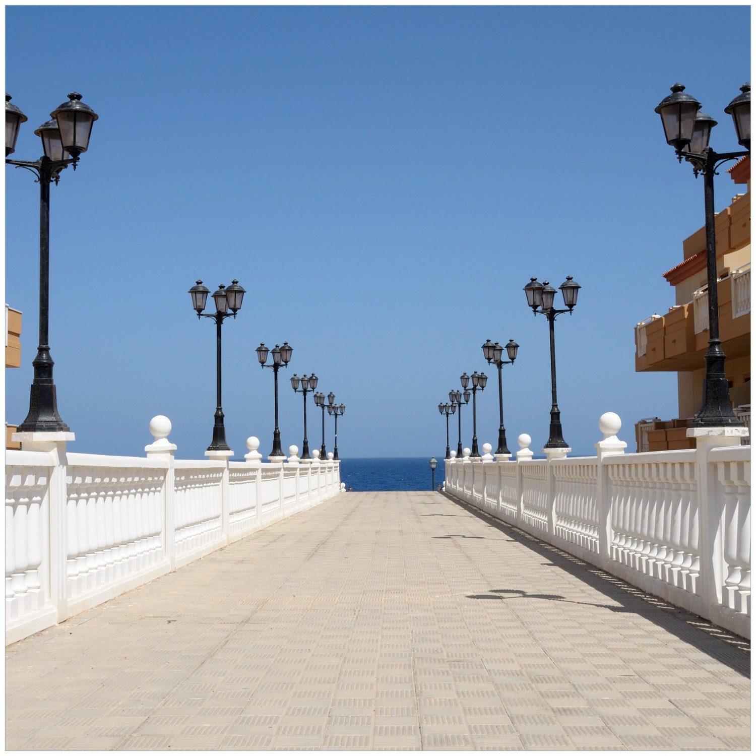 Wallario Möbelfolie Promenade mit Blick aufs Meer