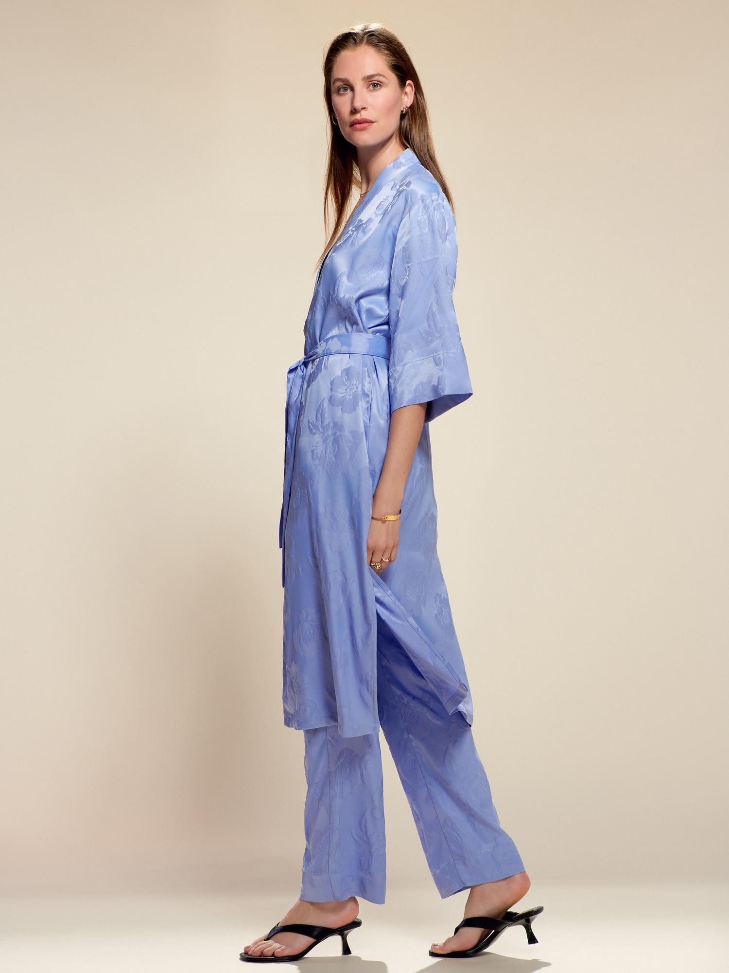 Essenza Kimono Ilona Charley, Langform, Kimono-Kragen, Gürtel, aus Viskose-Mix mit romantischem floralen Muster