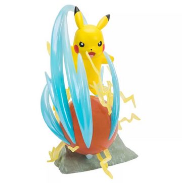 POKÉMON Spielfigur PIKACHU - Deluxe Sammel Figur - Diorama Maßstab 1:10 - 33 cm hoch, (Sammel-Figur), mit Licht (Light FX) Effekten