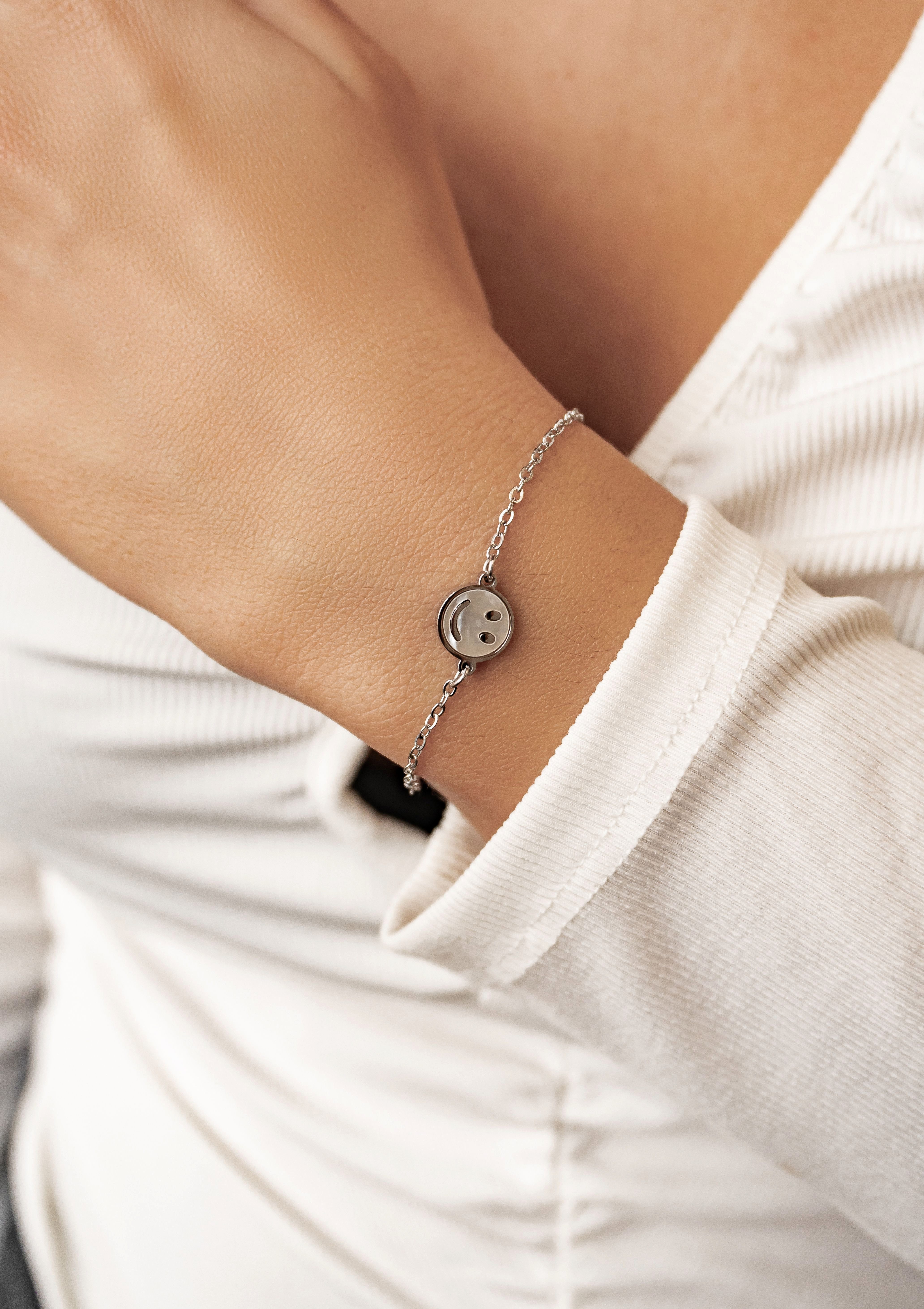 Hey Happiness Freundschaftsarmband Smiley Charm, mit Muschel Anhänger, Filigrane Trend Armkette mit Perlmutt Smiley, verstellbar