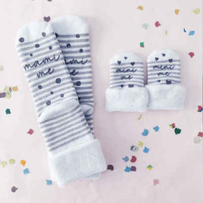 melovely Haussocken Bambus-Socken für Mama & Baby "Mami me & Mini me", Geschenk Schwangere (2-Paar-Set, 2-Paar, 1 Paar für Mama, 1 Paar für Baby, Partnerlook) Mit Aufschrift "Mami-me" und Mini-me"