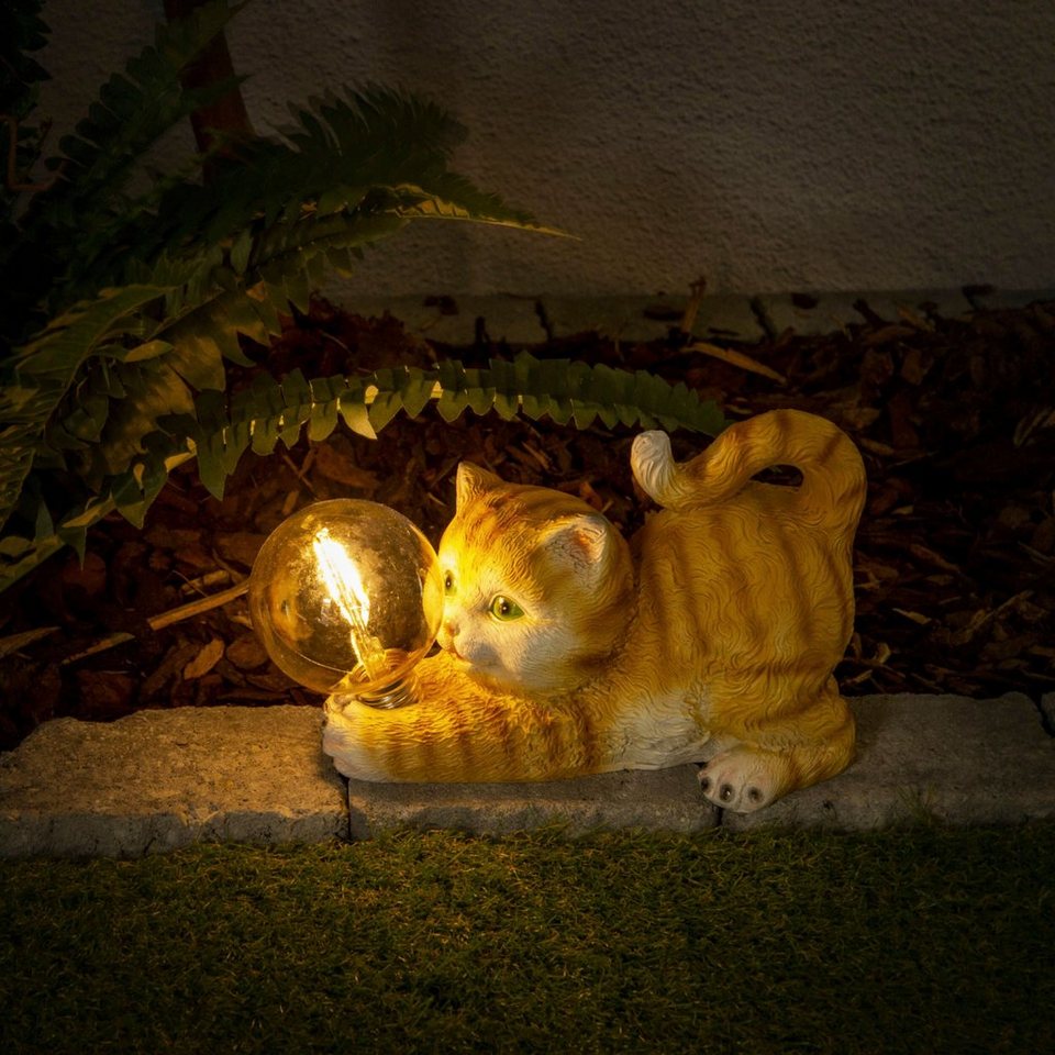 näve LED Solarleuchte Katze, LED fest integriert, Warmweiß, süße gestreifte  Katze mit beleuchteter Kugel und warmweißem Licht