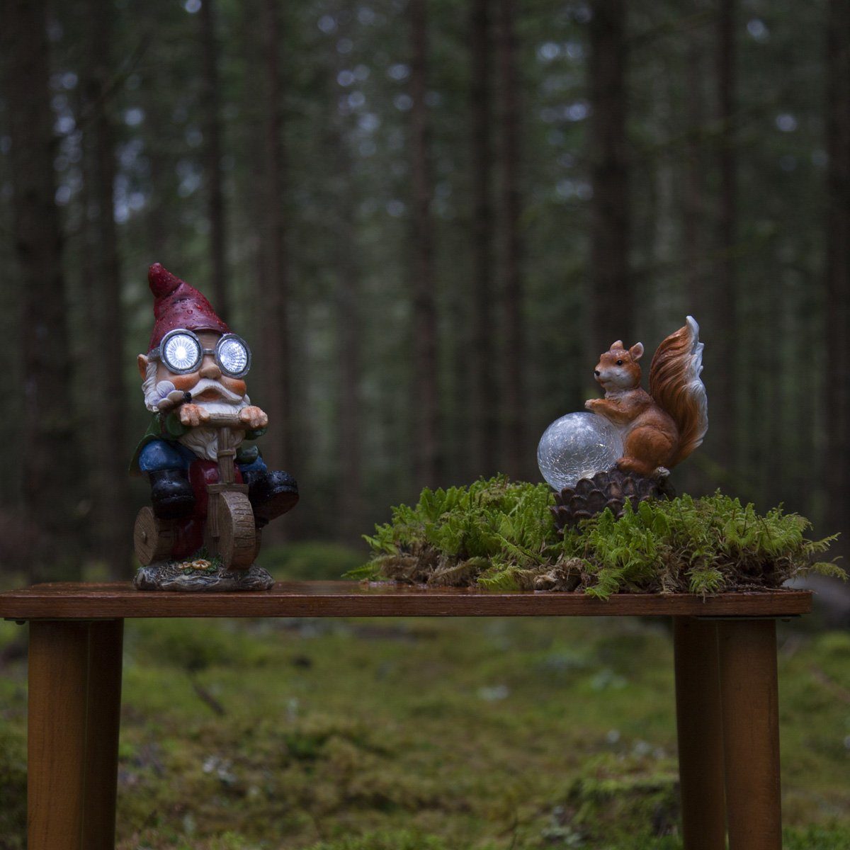 STAR TRADING LED Dekoobjekt LED Solar Gartenfigur Eichhörnchen mit Lichtkugel Sensor Gartendeko, LED Classic, warmweiß (2100K bis 3000K)