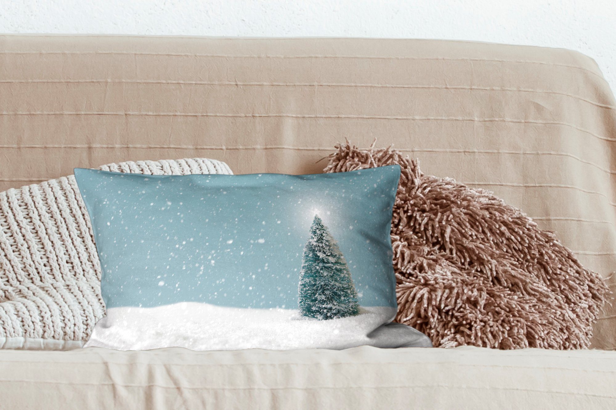 Wohzimmer Zierkissen, Dekoration, blauen, mit Dekokissen und MuchoWow Ein Landschaft verschneiten Schlafzimmer einer Weihnachtsbaum in einem Füllung, Dekokissen