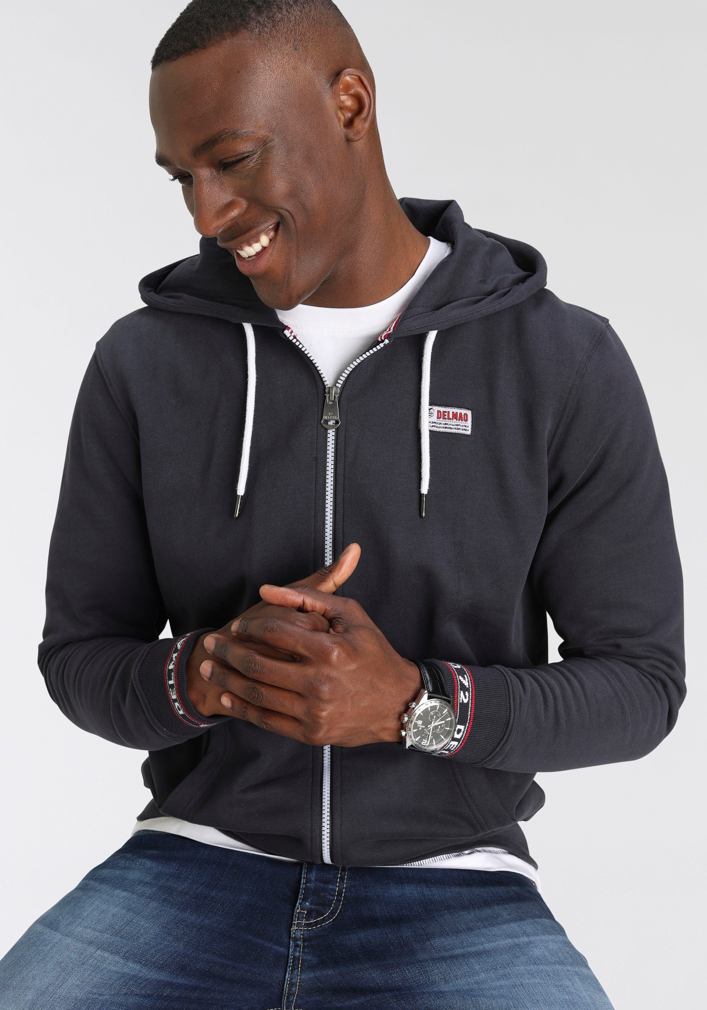 DELMAO Kapuzensweatjacke mit kontrastfarbenen Reißverschlüssen