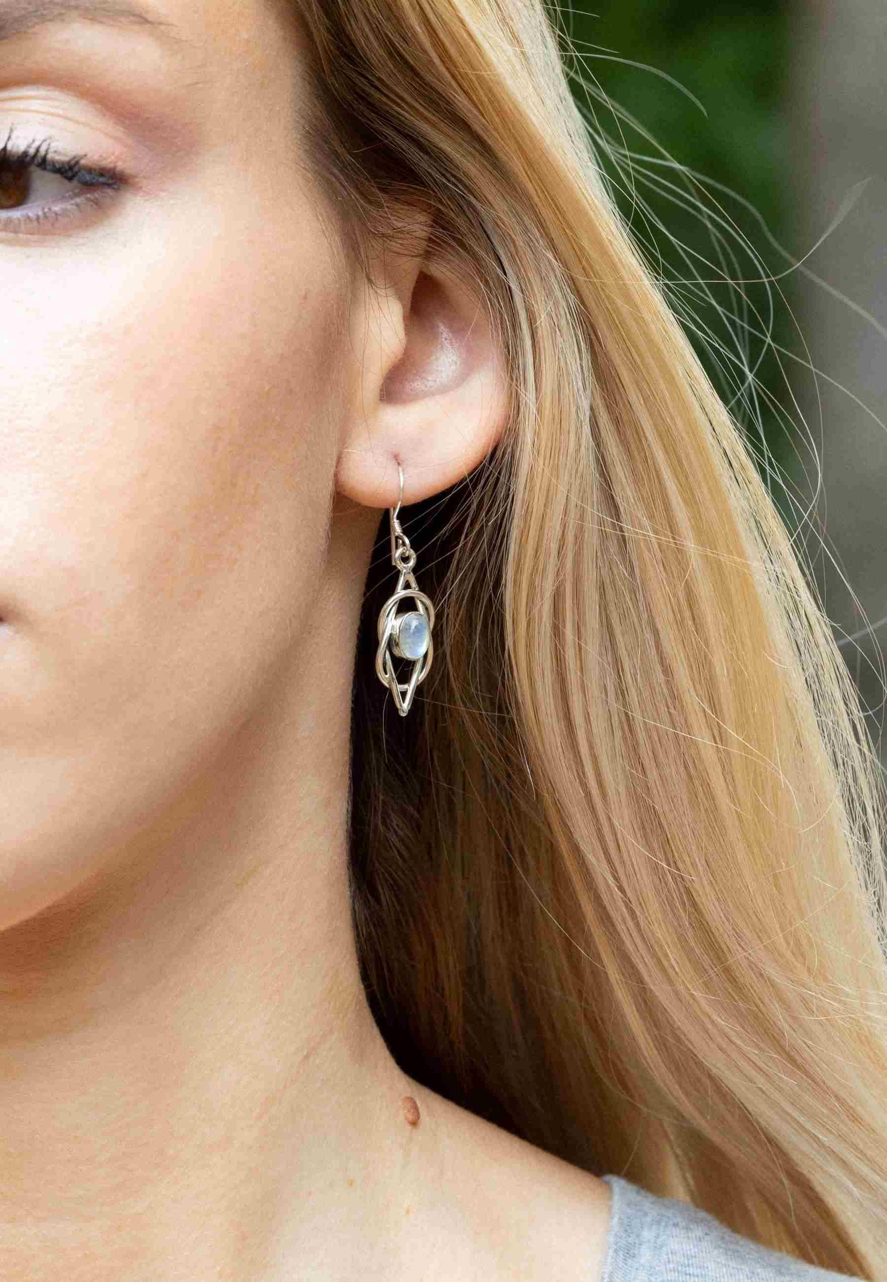 mantraroma Paar Ohrhänger ANELA aus 925 Silber mit Regenbogen Mondstein (Paar, Paar Ohrringe mit Schmuckbeutel), 925 Sterling Silber Ohrringe für Damen