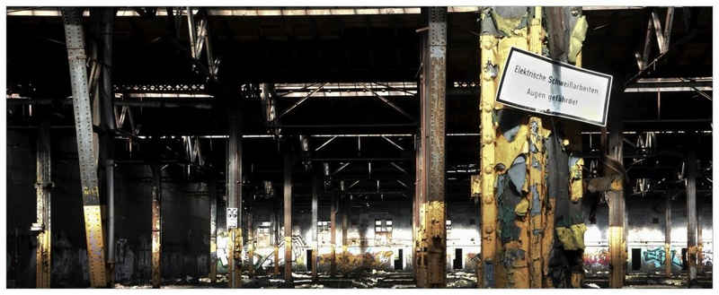 Wallario Glasbild, Verlassene alte Fabrik-Halle mit leuchtenden Sonnenstrahlen, in verschiedenen Ausführungen
