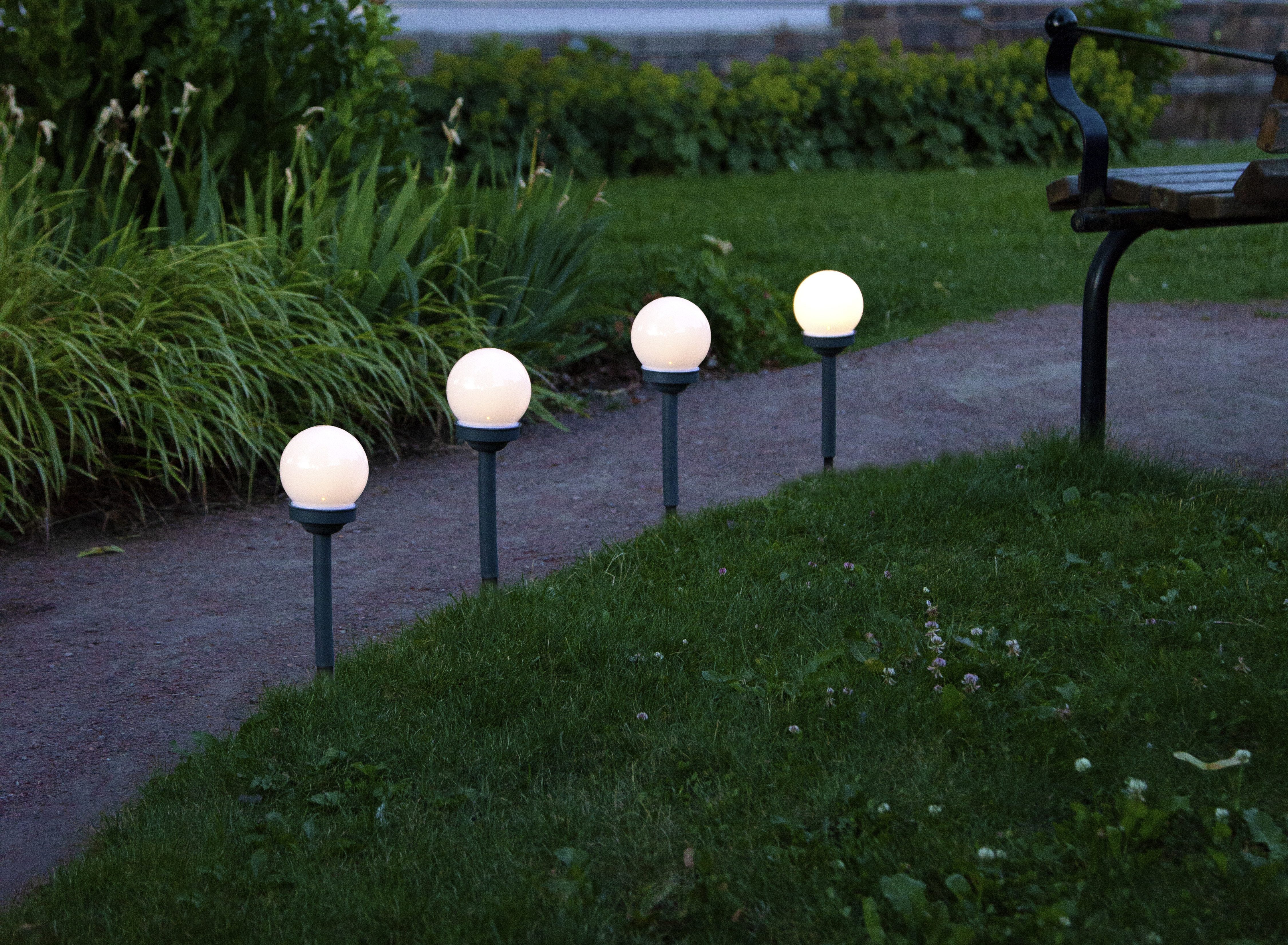 STAR TRADING LED Solarleuchte Solar-Wegleuchte Globus, Tageslichtsensor, LED fest integriert, Warmweiß, 4er-Set, Kugelleuchten mit 10cm Ø, Dämmerungssensor