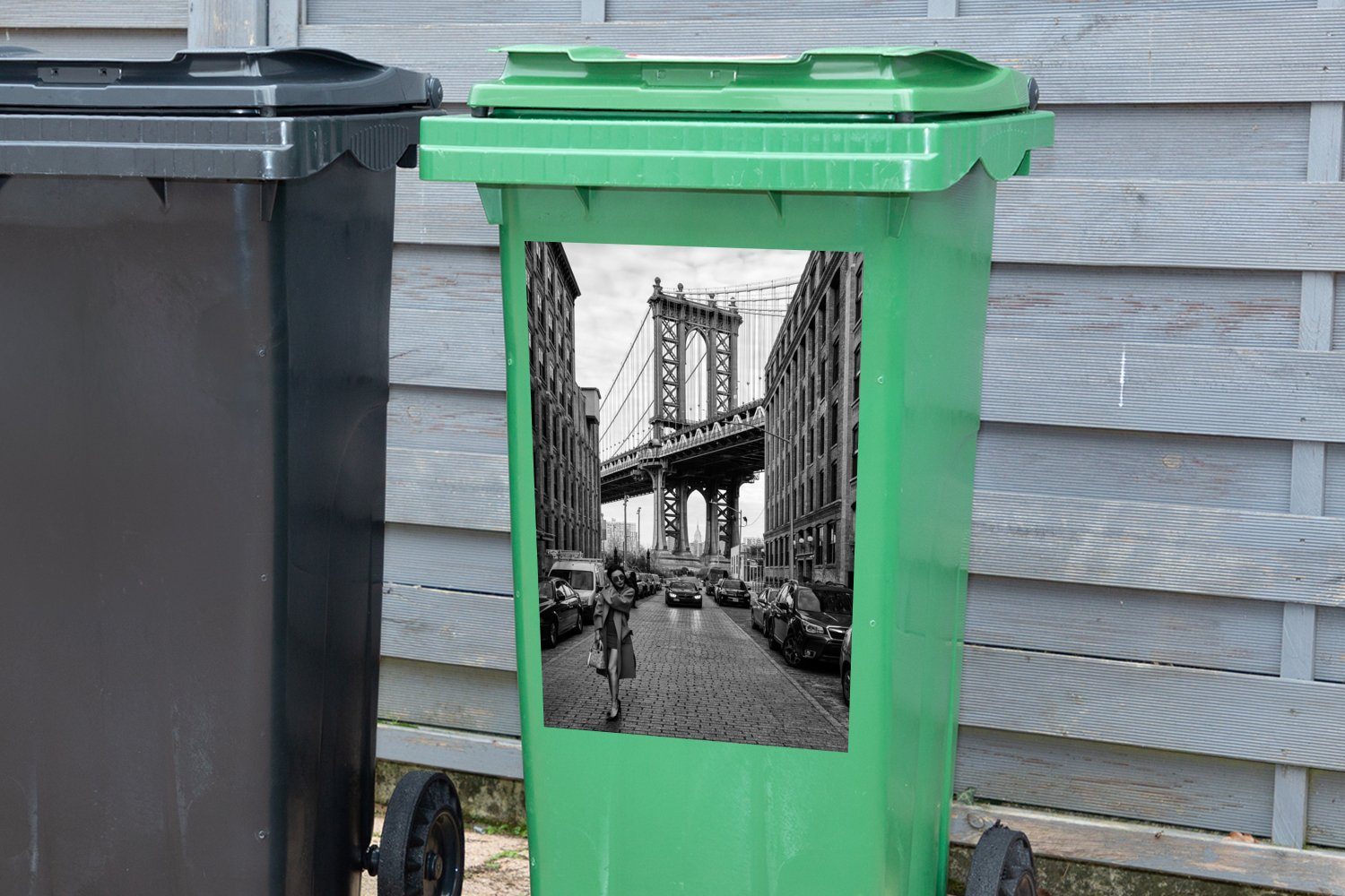 Sticker, Manhattan - MuchoWow - Schwarz Container, New - St), Brücke (1 York Mülltonne, Mülleimer-aufkleber, - Abfalbehälter Weiß Wandsticker