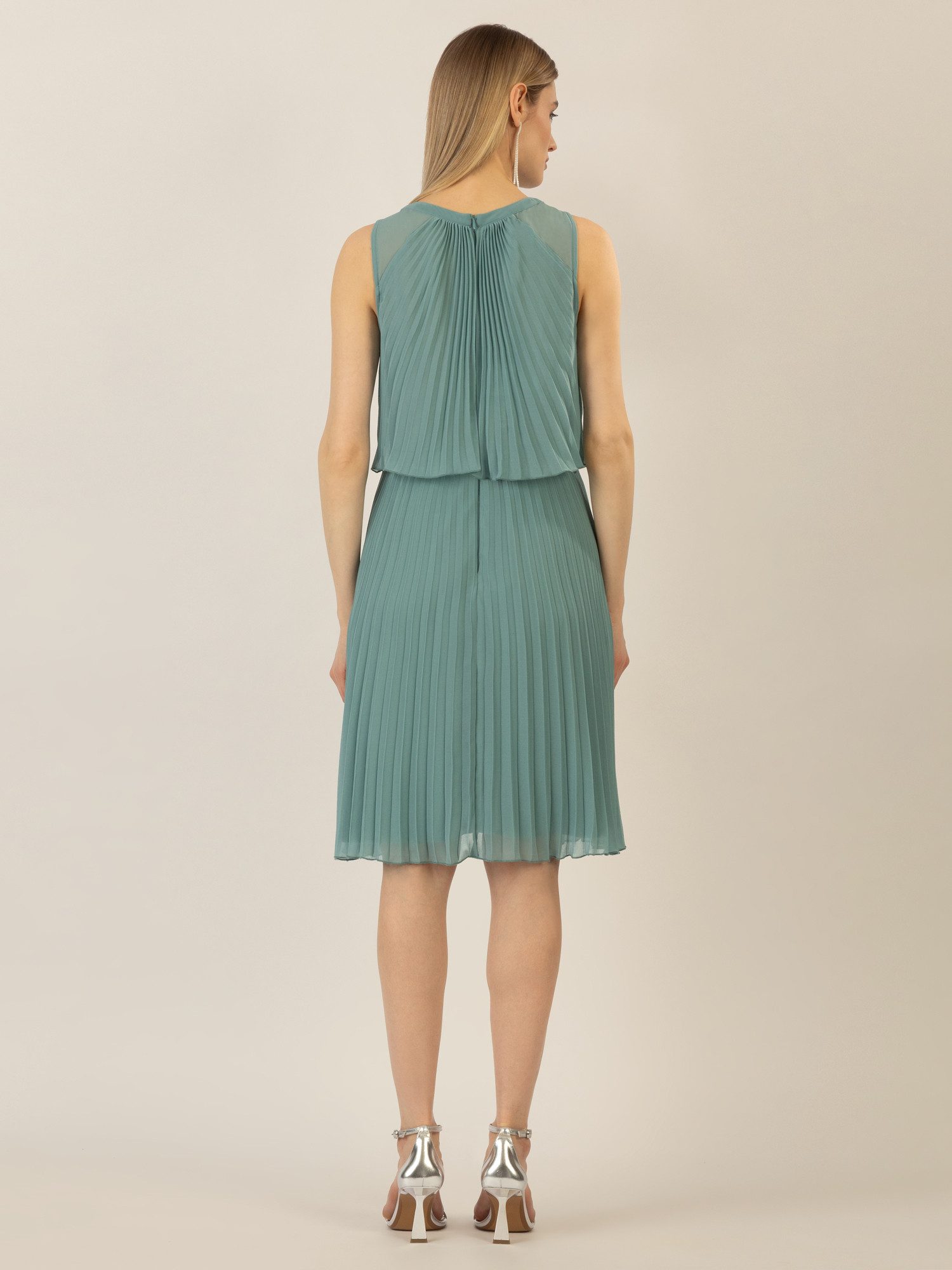Apart Cocktailkleid mit rundem Ausschnitt und schmalem, sichtbaren Halsring
