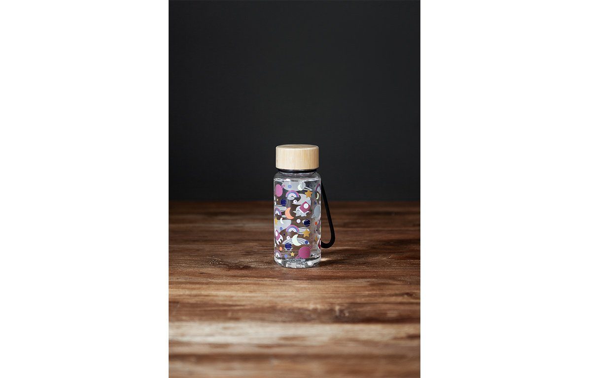 KINDSGUT Trinkflasche, aus Tritan mit Bambusdeckel und Silikonlasche, Weltraum