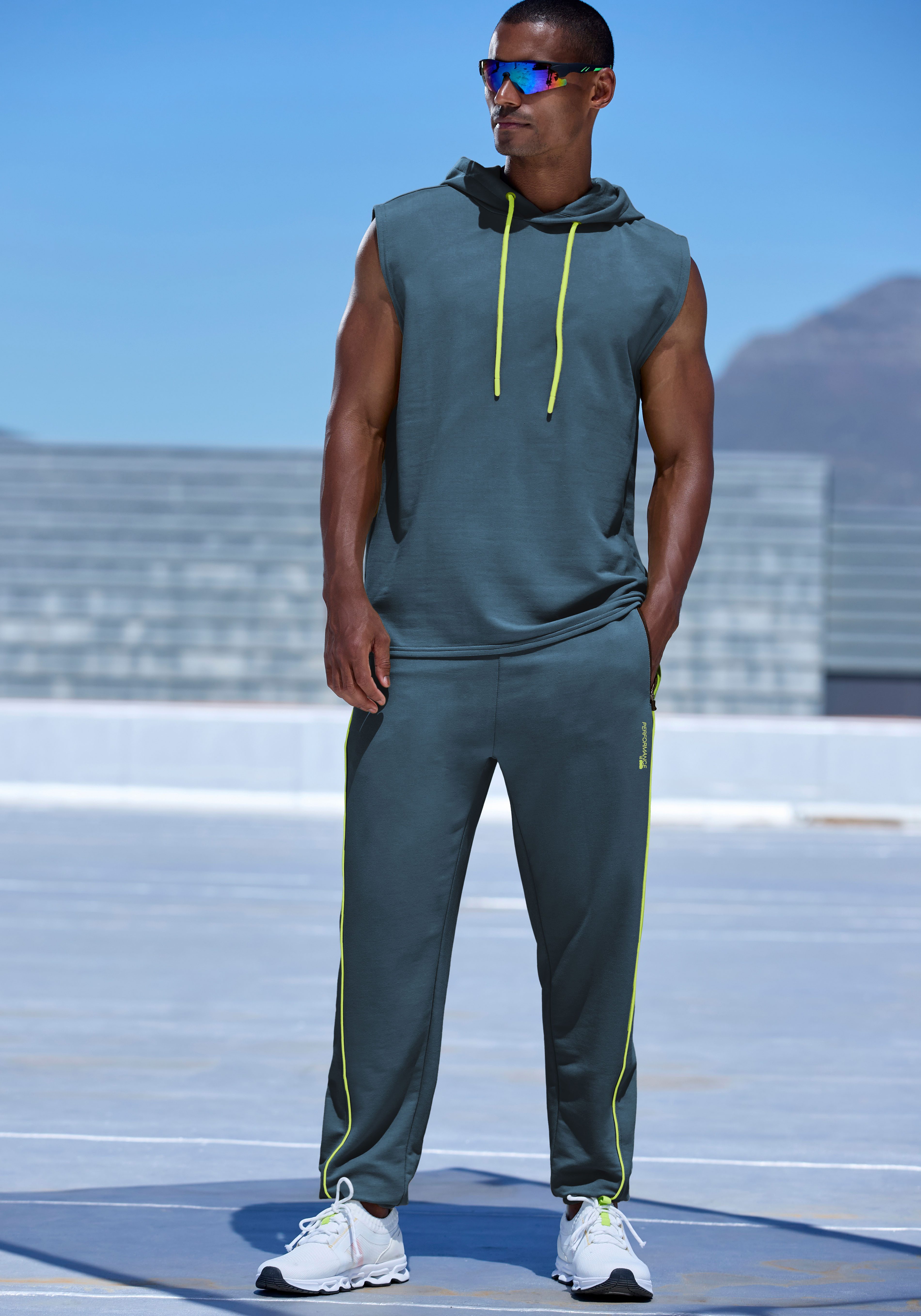 Le Jogger Performance Kapuzensweatshirt ohne Ärmel und mit kontrastfarbenen Details