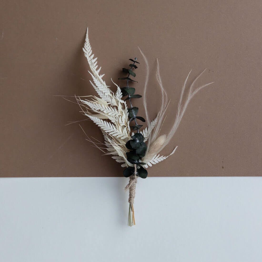 Trockenblume Anstecker Bräutigam Boho weiß – Avena/Hafer, Hochzeit Pavi / Eukalyptus, Avena/Hafer, Eukalyptus, Farn, Federgras, LYKKE & You