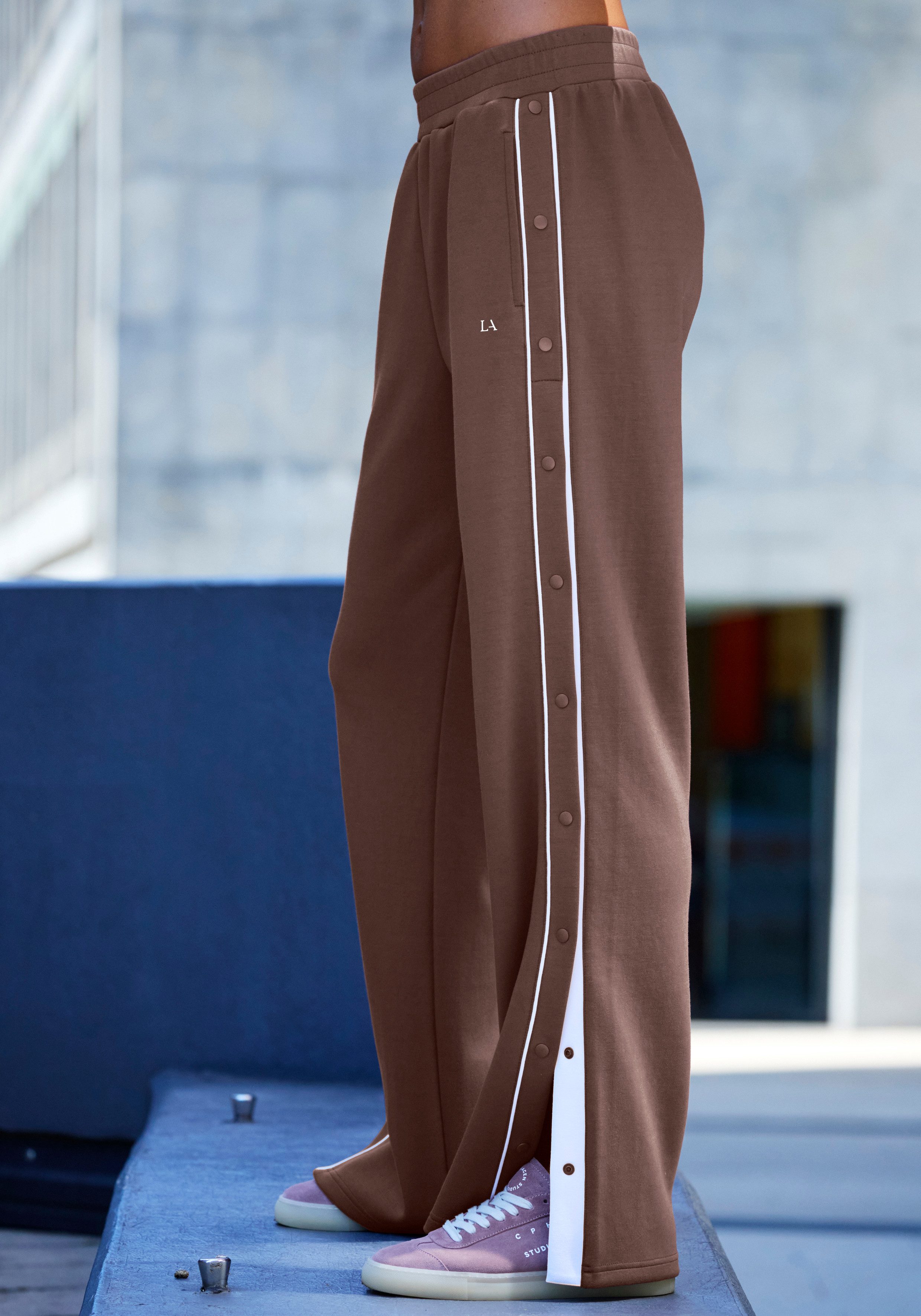 LASCANA ACTIVE Jogginghose mit seitlicher Knopfleiste, Sweathose, Relaxhose, Baggy Pants