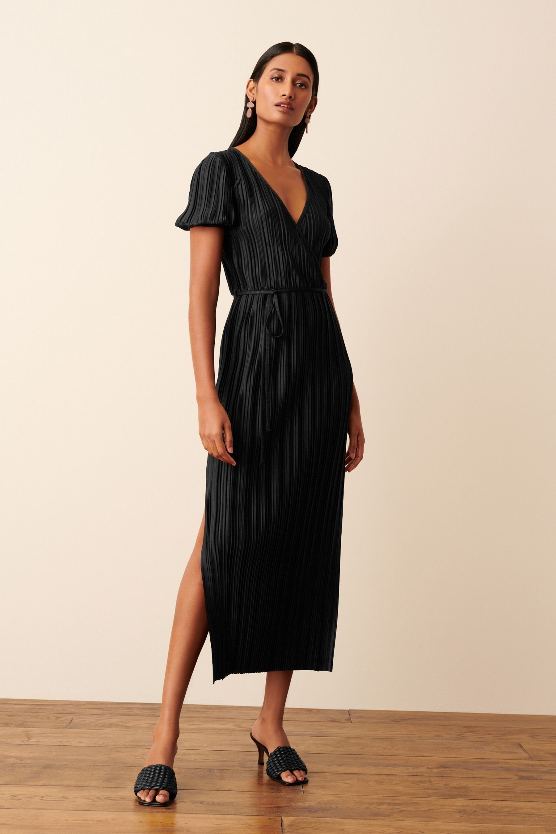 Plisseekleid (1-tlg) mit Next Plissiertes kurzen Ärmeln Kleid Black
