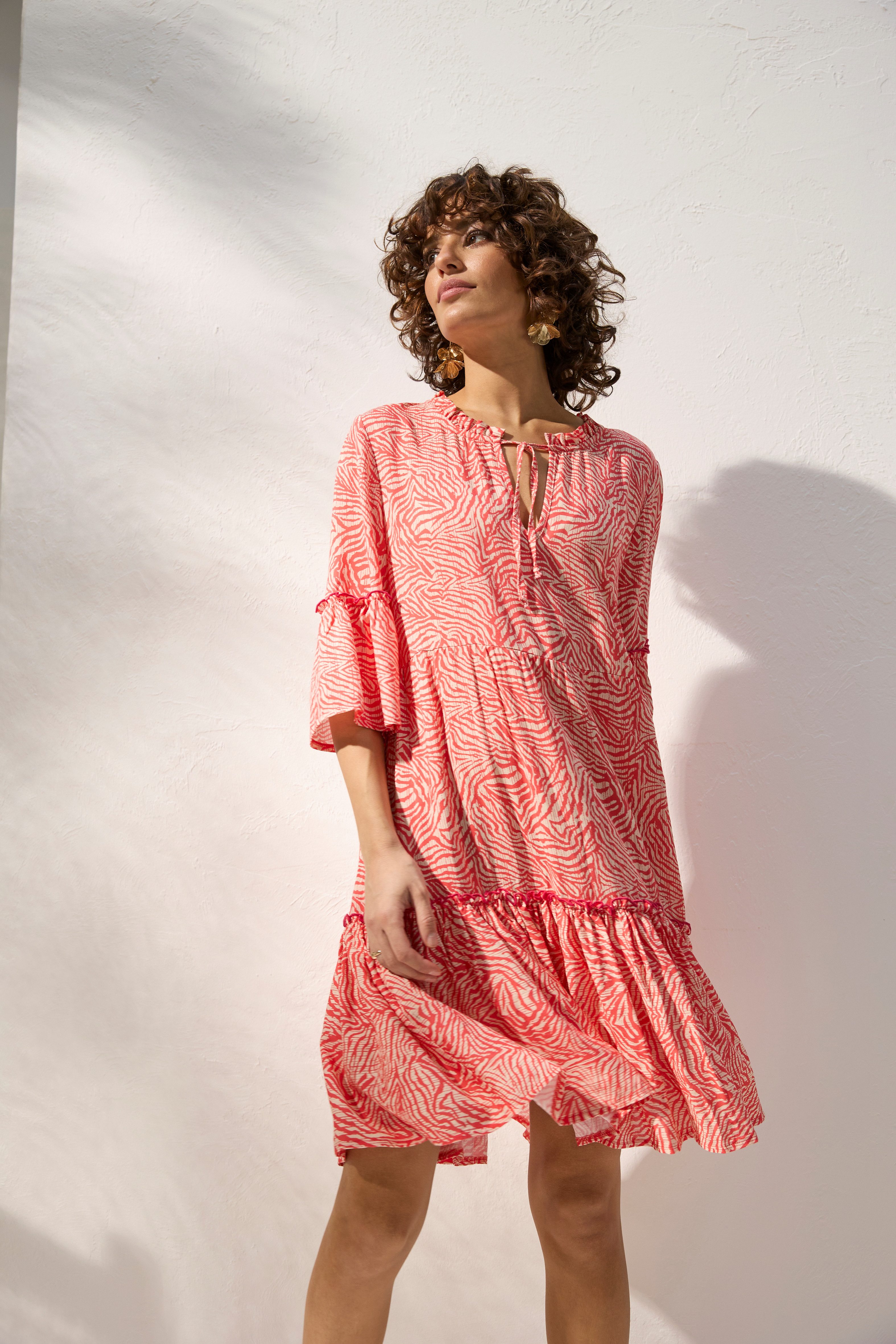 Bruno Banani Minikleid mit abstraktem Animal-Print, figurumspielende Passform mit Volants – Bild 2 von 5