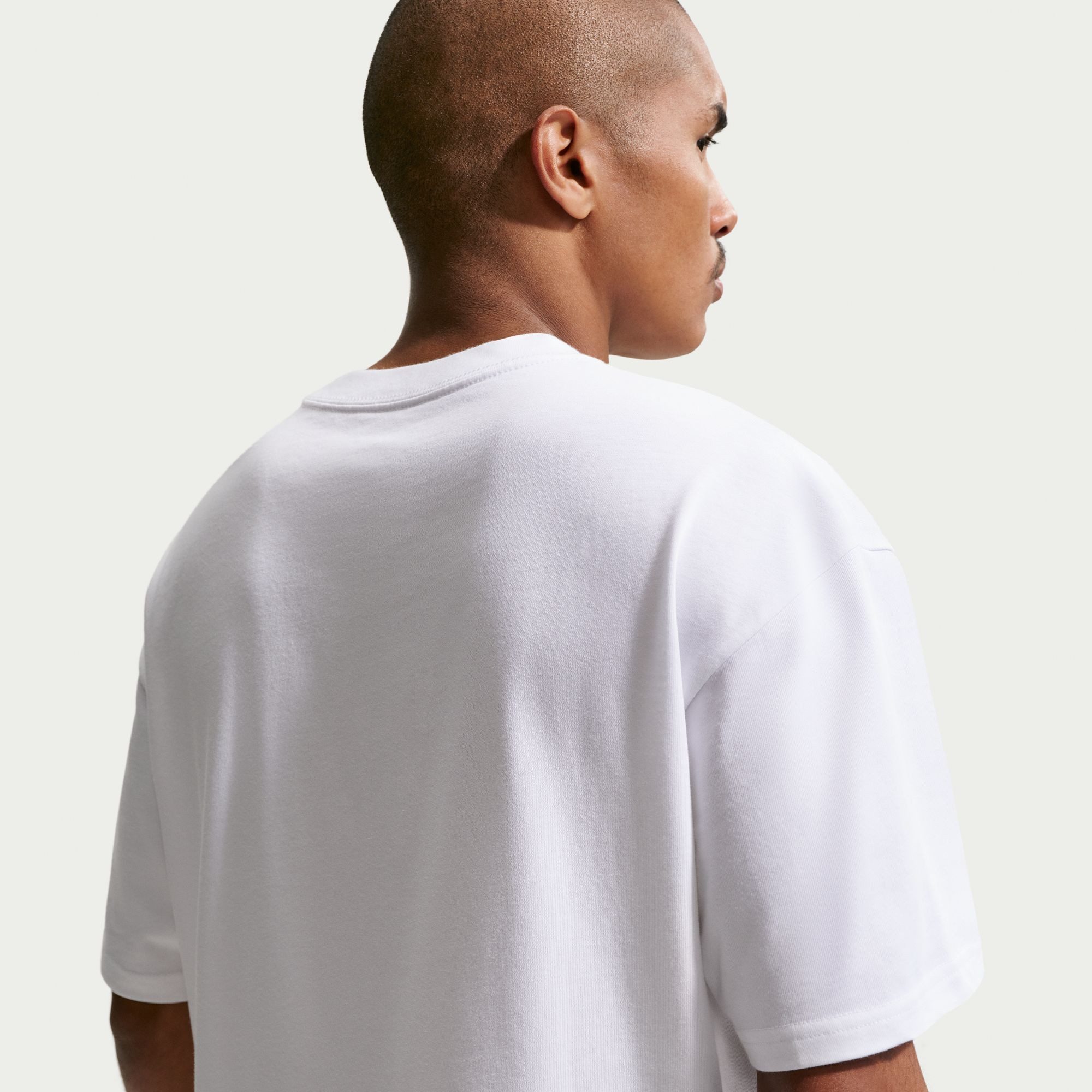Nike Sportswear T-Shirt M NSW TEE LSE BOXY FOOTBALL aus Baumwolle, auch in großen Größen