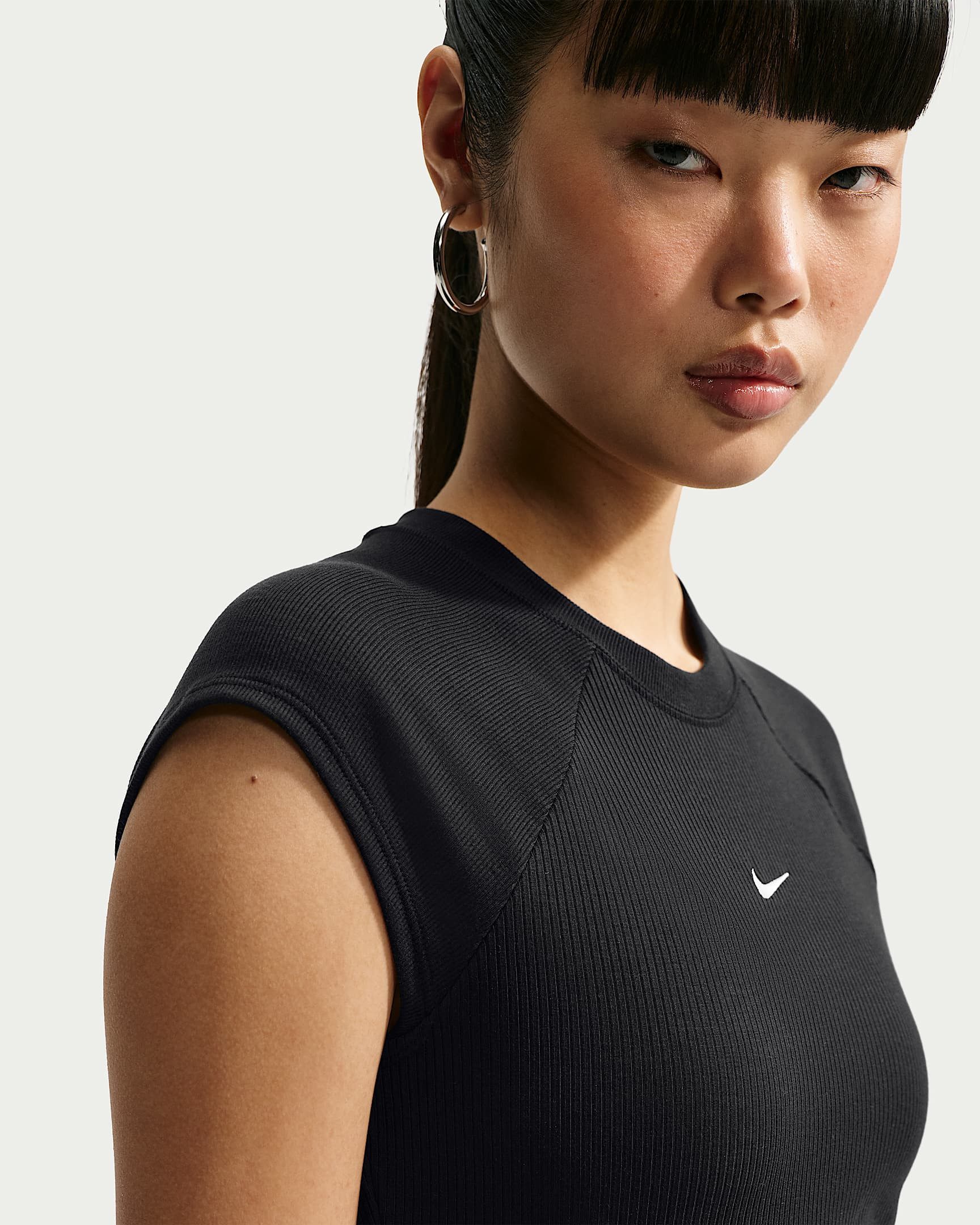 Nike Sportswear T-Shirt W NSW CHILL KNIT RIB SS TOP (Consumer Facing Name TBD) mit Rundhalsausschnitt, in normaler Länge