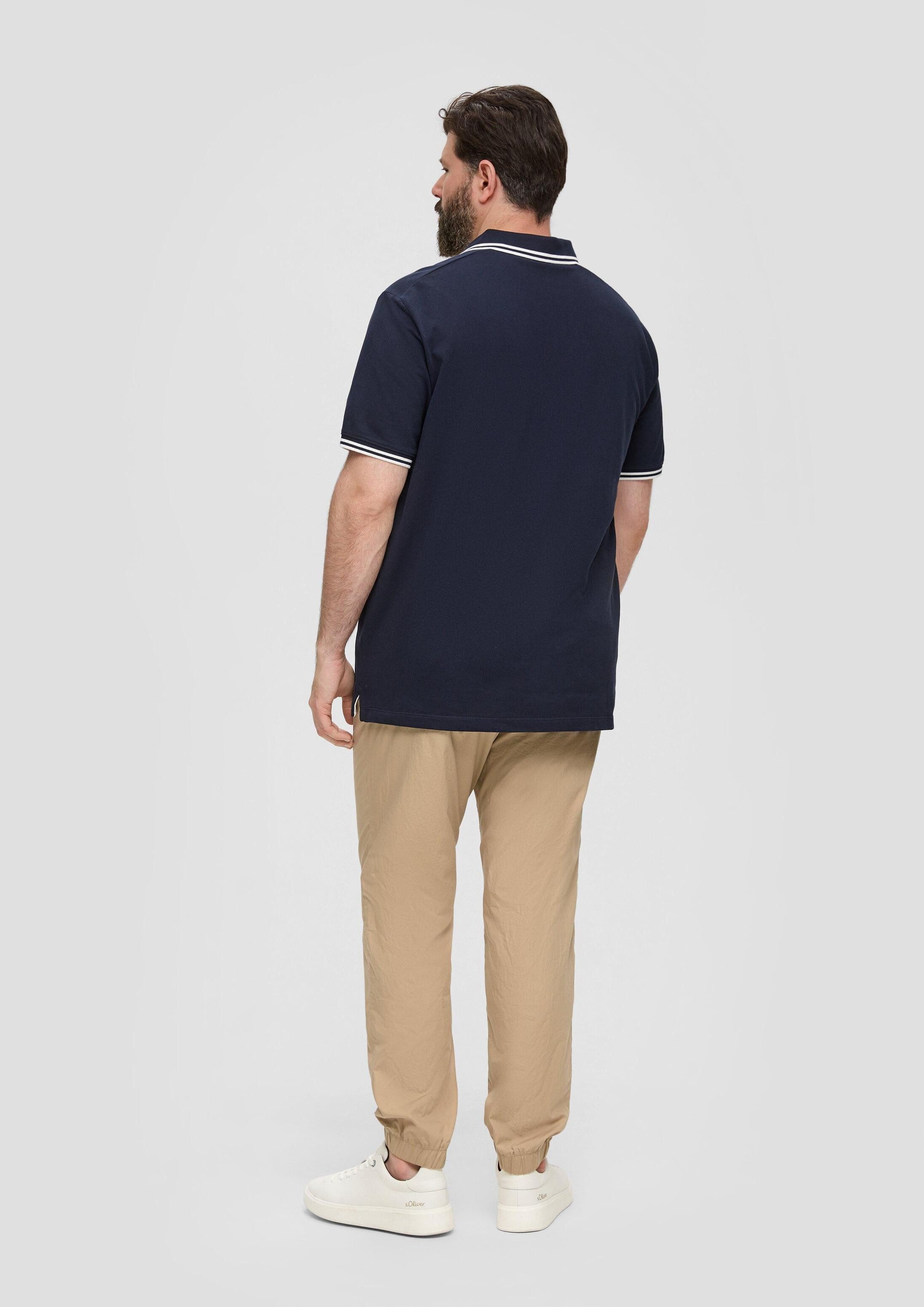 s.Oliver Chinos Hose DETROIT Baumwoll-Hose mit elastischem Bund und Print-Detail