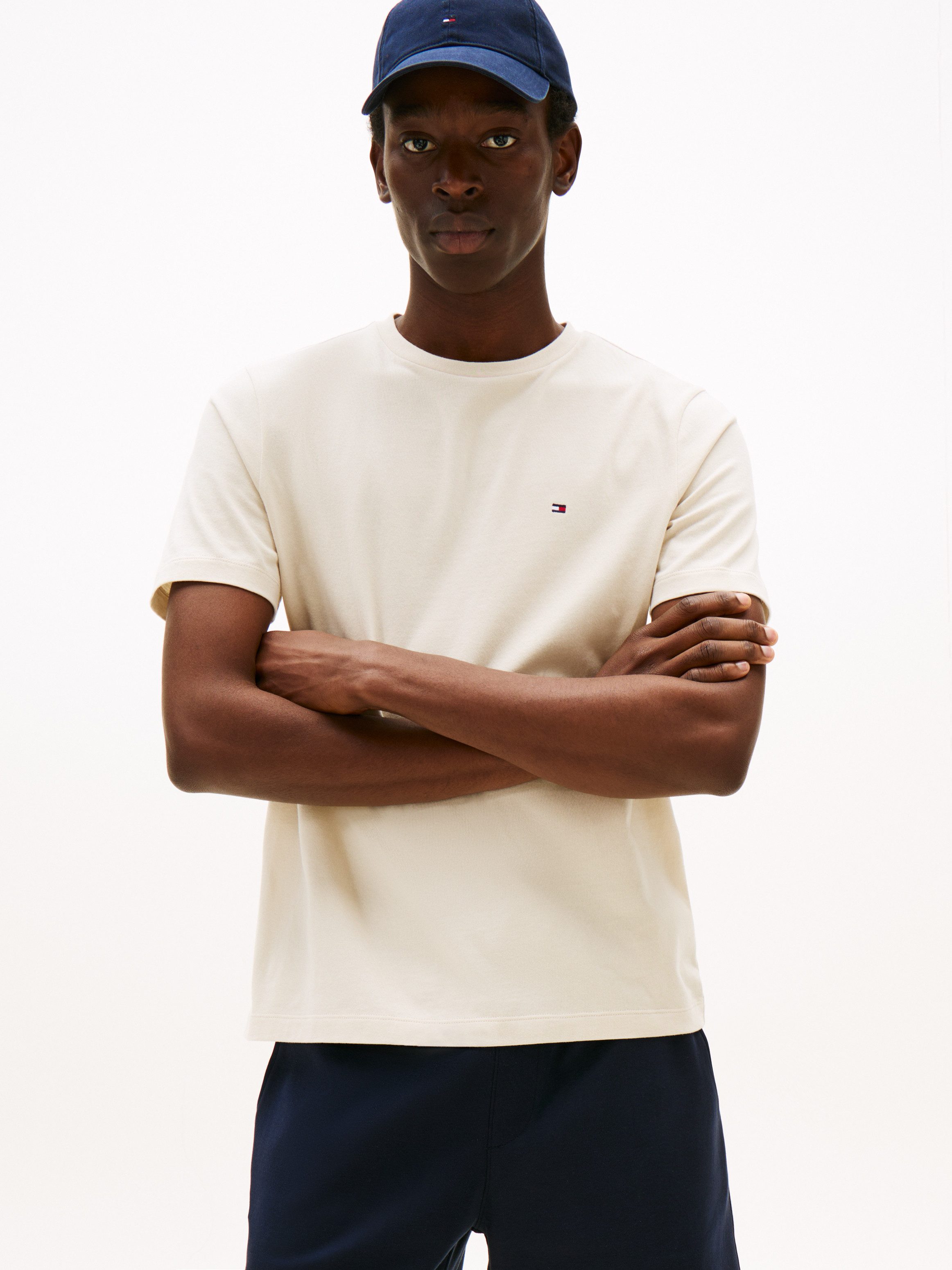 Tommy Hilfiger T-Shirt ESSENTIAL REG FIT SOLID TEE mit Stickerei und Rundha günstig online kaufen