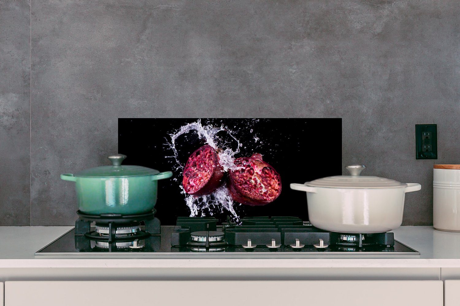 MuchoWow Küchenrückwand Granatapfel - - 60x30 Wandschutz, gegen Küchen Schwarz - Schmutzflecken (1-tlg), Wasser Frucht - Fett Violett, und für cm