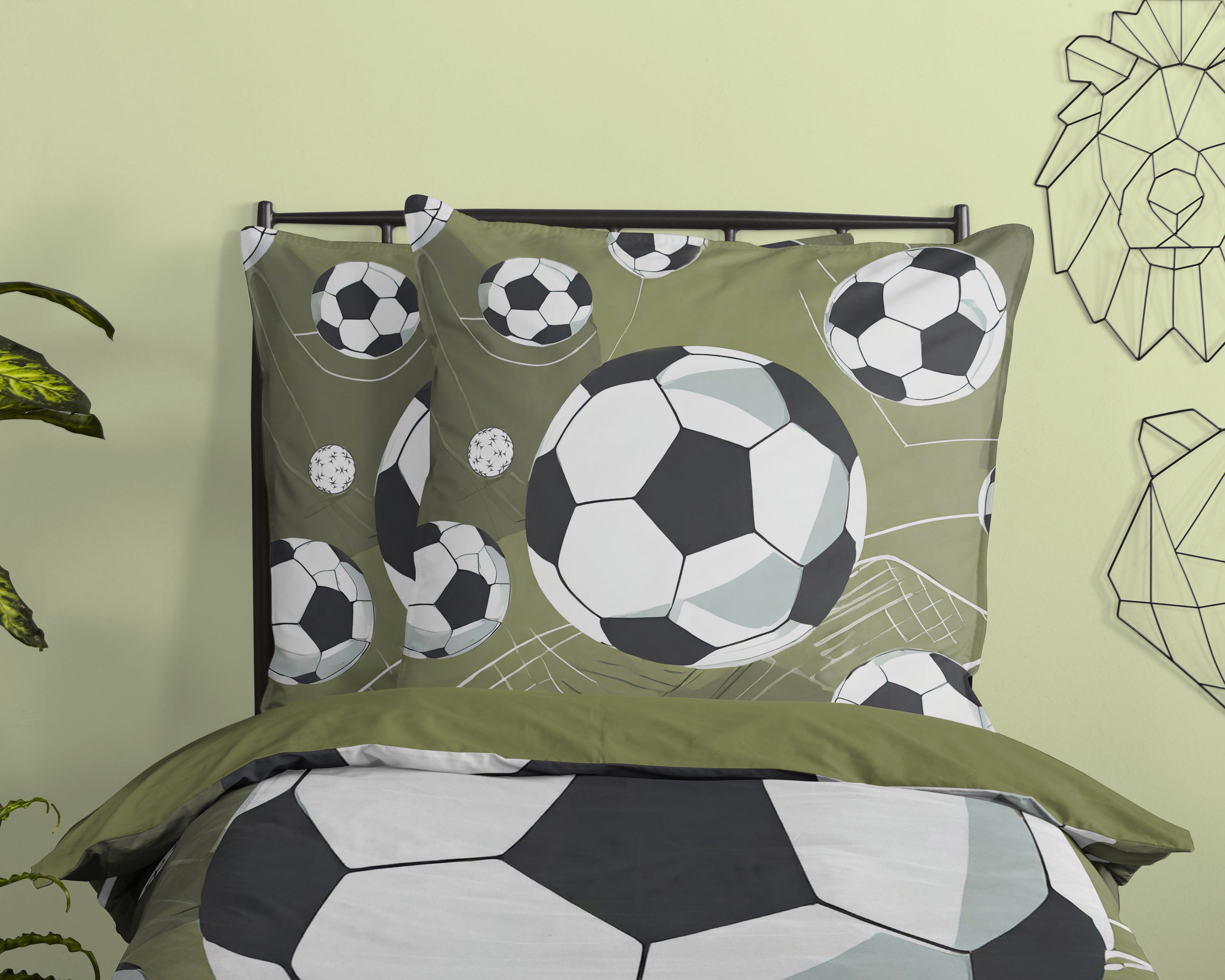 PURE luxury collection Kinderbettwäsche Daan, Microfaser, 2 teilig, Mikrofaser, 135x200, 2 Teilig, Wendeoptik, Kind, Junge, Fußball