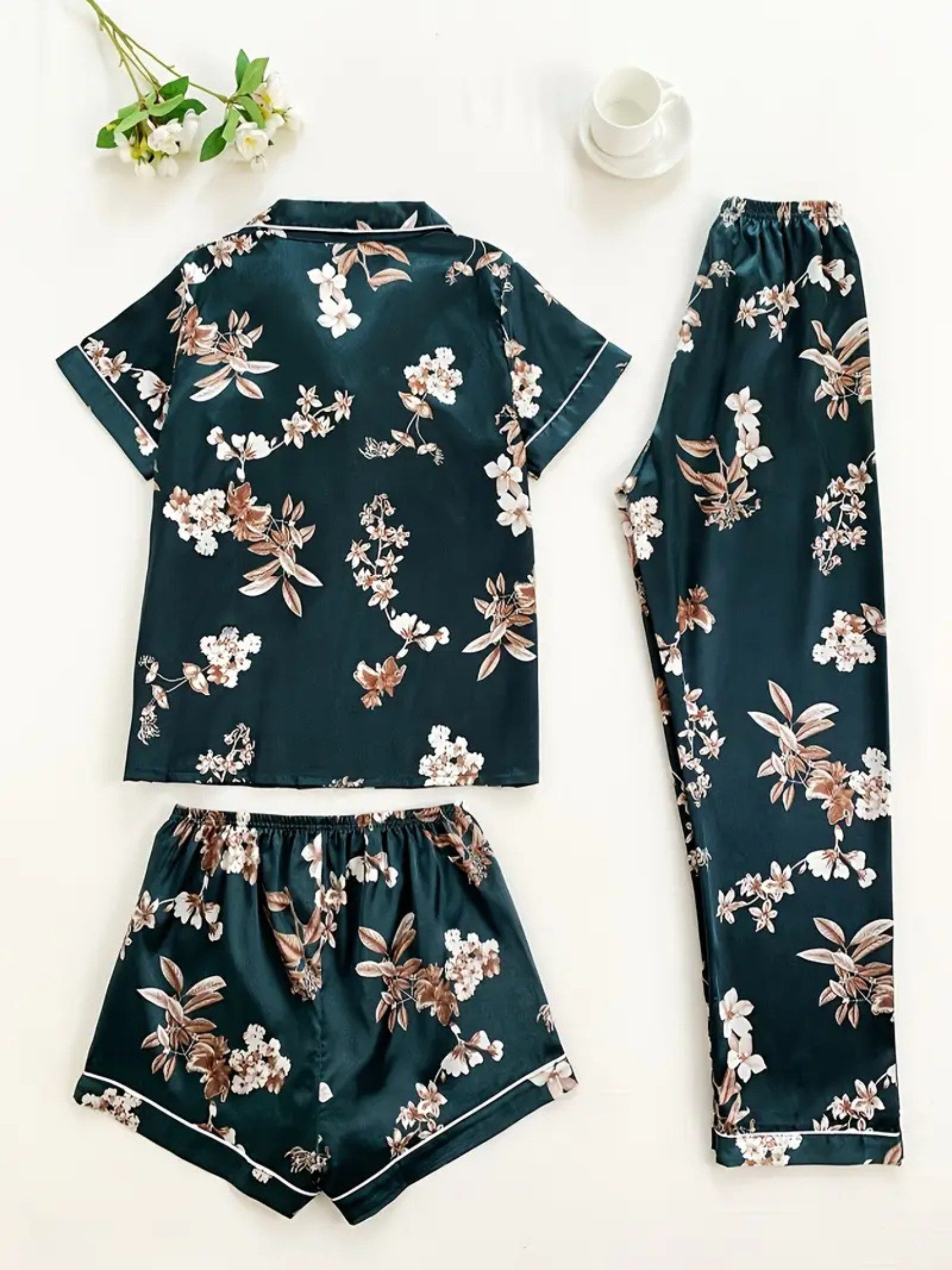 Elegant Love Schlafanzug Nachtwäsche-Set für Damen – Loungewear für entspannte Nächte (Set, 3 tlg., Kurzarm-Oberteil + langer Hose + Shorts) Elegantes Pyjama-Set mit Blumenmuster – Satin-Schlafoutfit