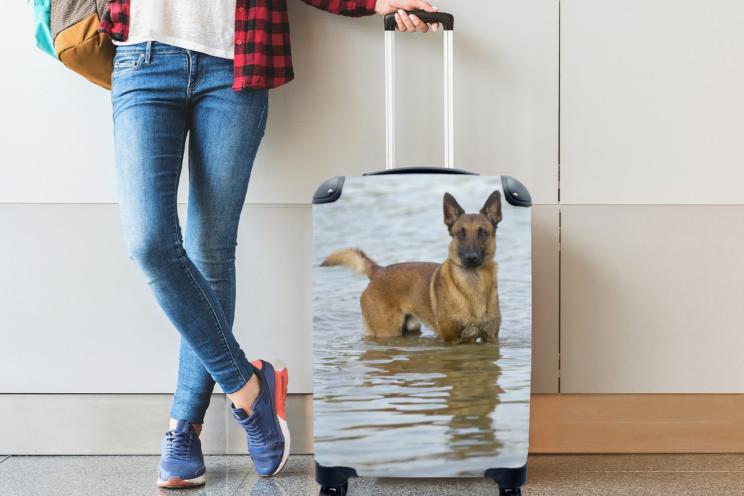 Handgepäckkoffer für spielt MuchoWow einem Handgepäck See, Malinois-Schäferhund in rollen, mit Reisekoffer Reisetasche Ferien, 4 Trolley, Rollen, Ein