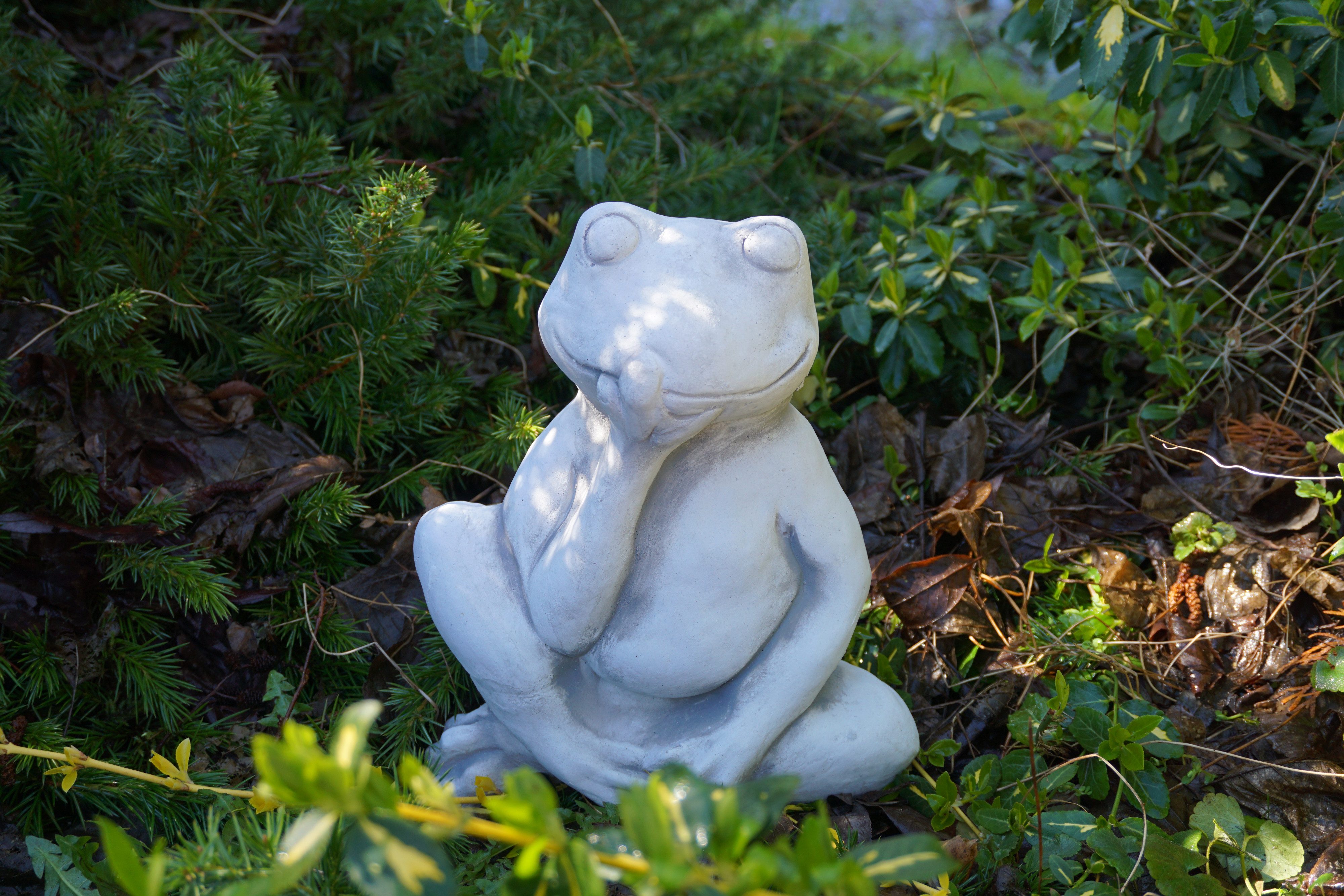 gartendekoparadies.de Gartenfigur Flips – der nachdenkliche Frosch, Steinfigur, H. 28 cm, 8 kg, Frostsicher