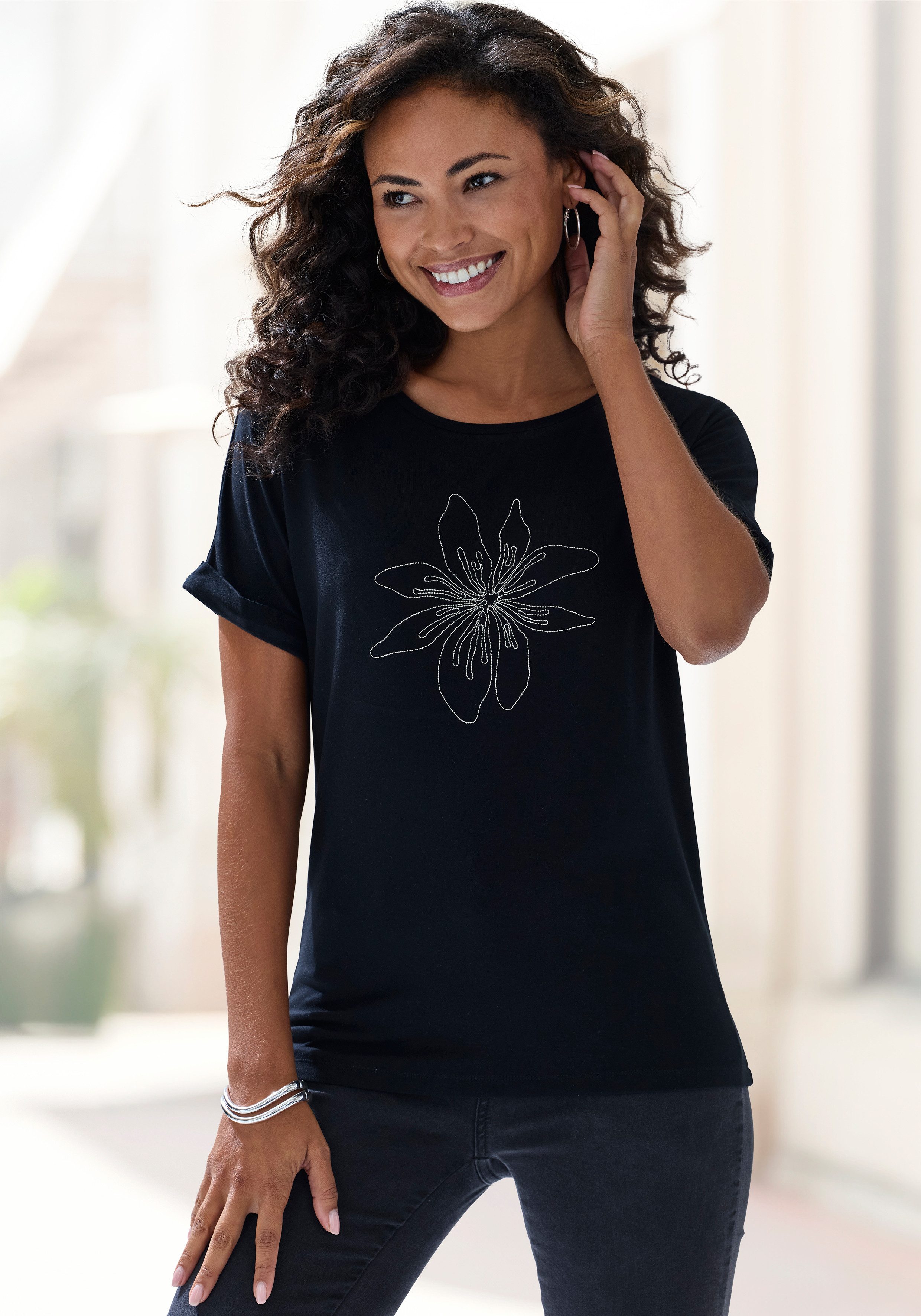 LASCANA T-Shirt mit appliziertem Blumen-Design vorn aus hochwertiger Viskose-Qualität