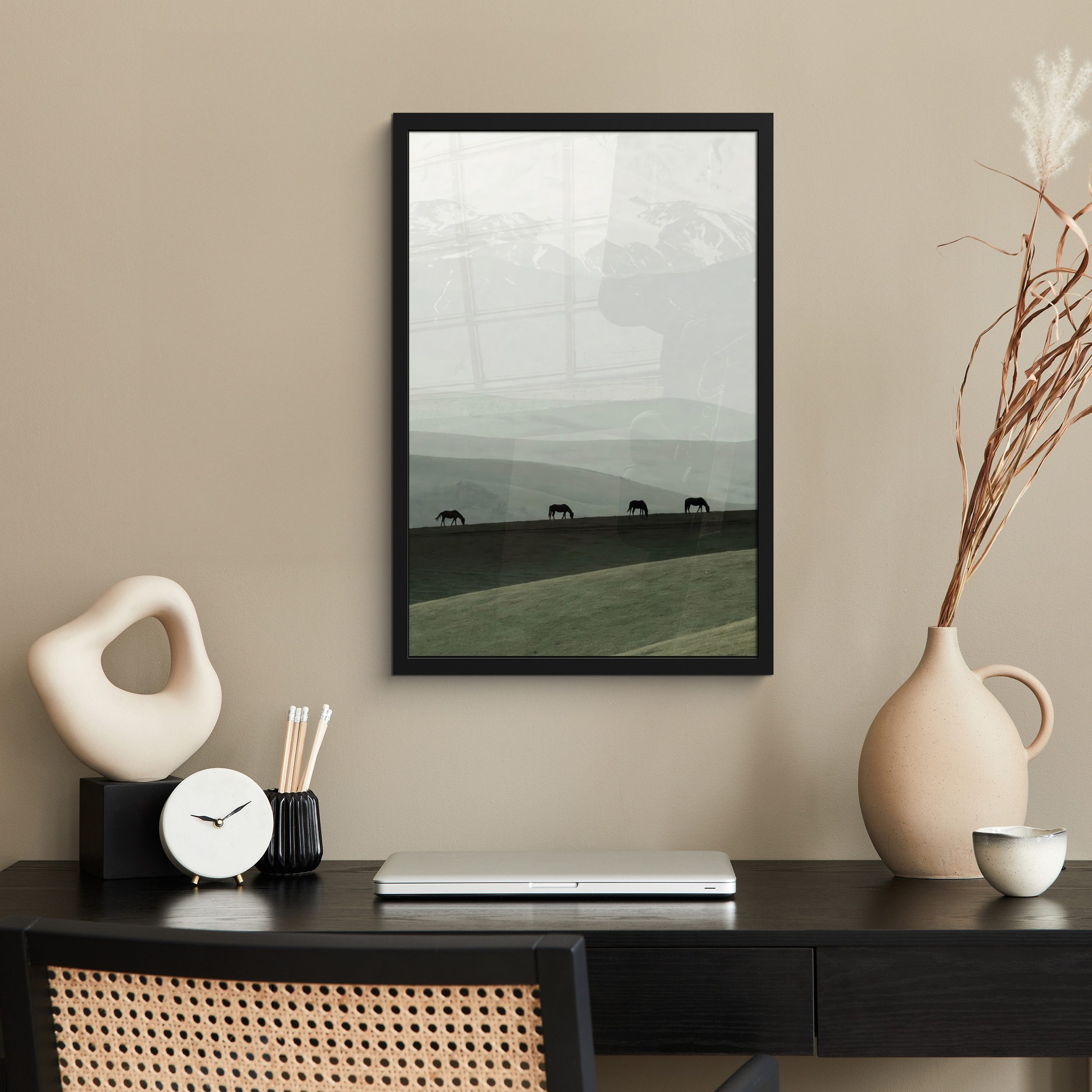 MuchoWow Poster Grau - Berg - Pferde, (1 St), Bilderrahmen Schwarz, Wanddeko für Wohnzimmer, 40x60 cm