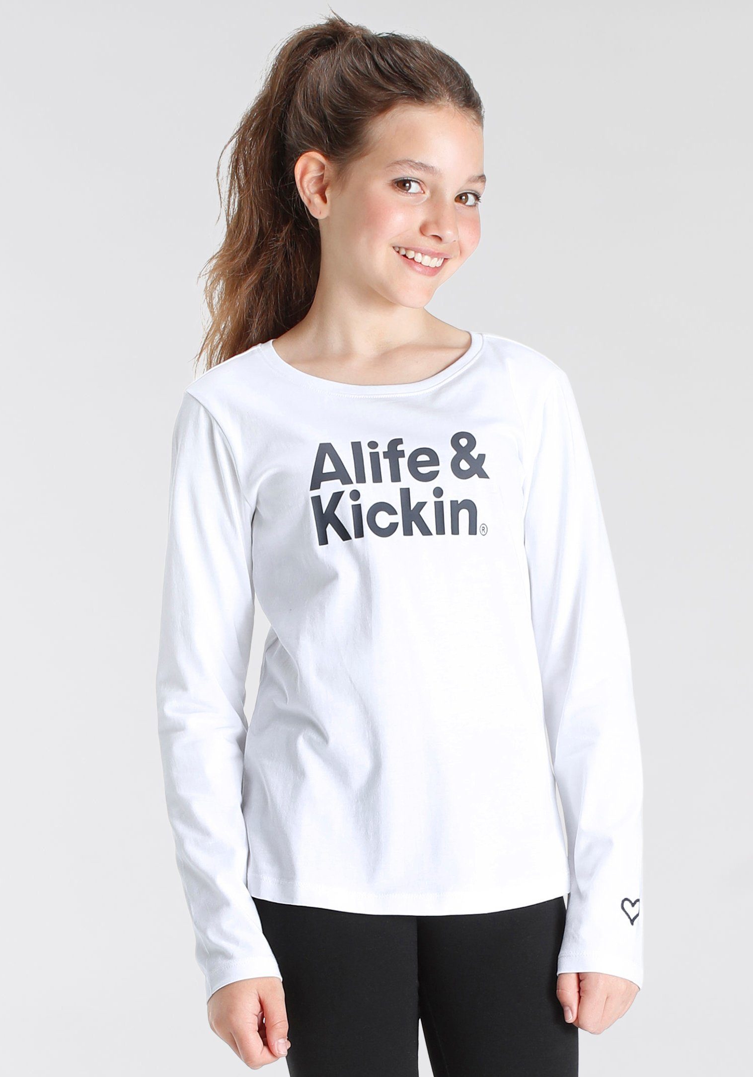 Alife & Kickin Logo MARKE! Alife Langarmshirt & für mit Kickin NEUE Kids. Druck