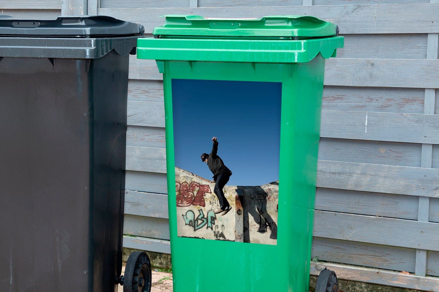 Person, Wandsticker von Gebäude Abfalbehälter einem springt Sticker, als Container, die St), Mülltonne, Freerunner Eine (1 Mülleimer-aufkleber, MuchoWow