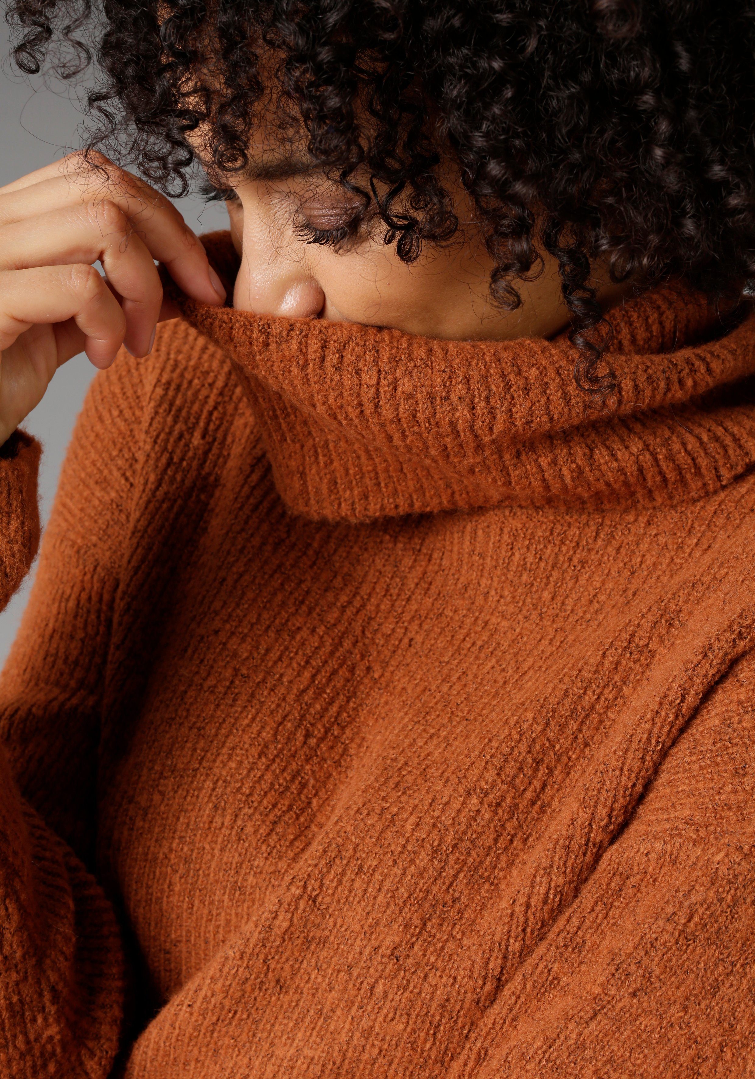 Aniston CASUAL Strickkleid mit halsfernem Rollkragen günstig online kaufen